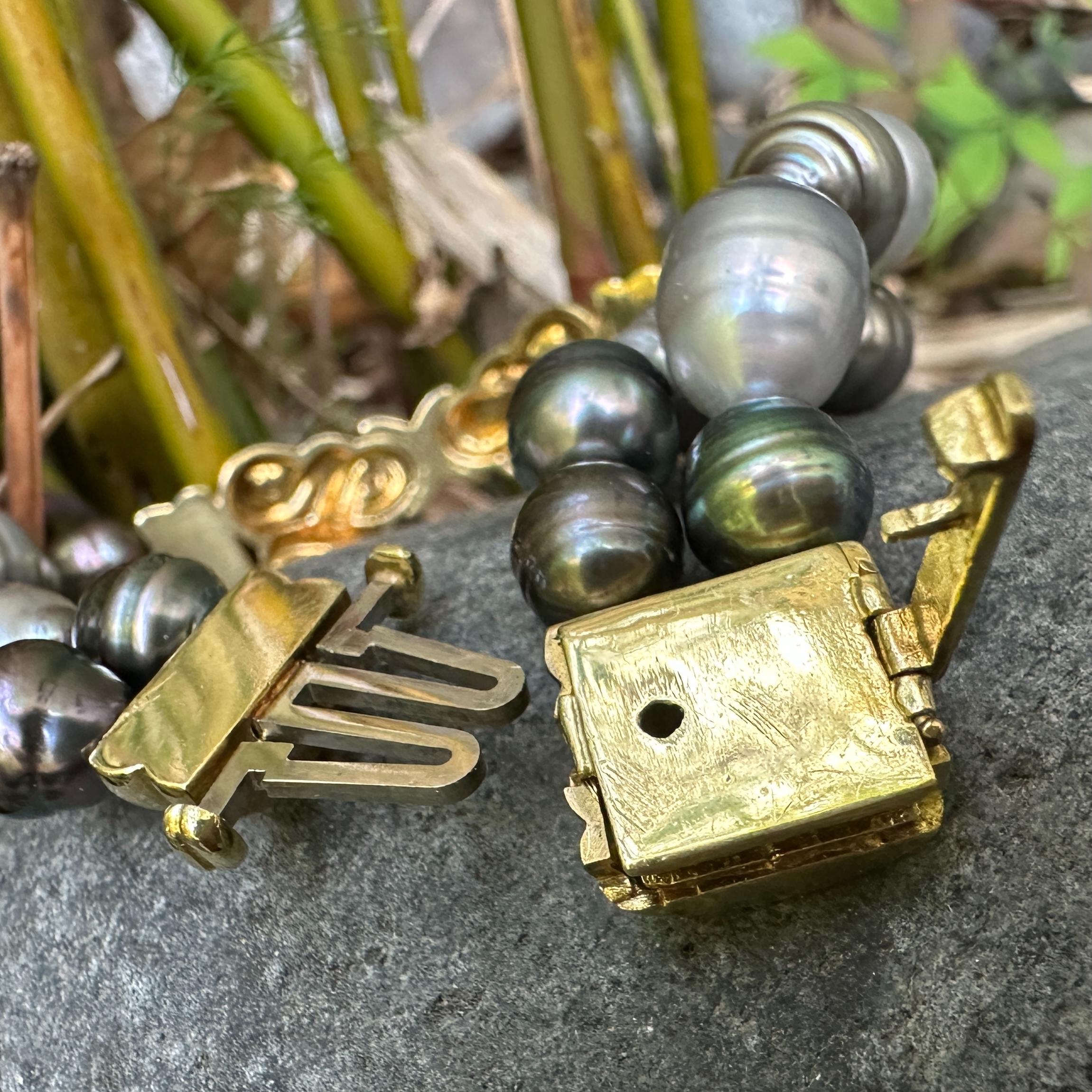 Tahitian Pearl Bracelet with Mixed Sizes & Colors and 18K Gold Centerpiece For Sale 10