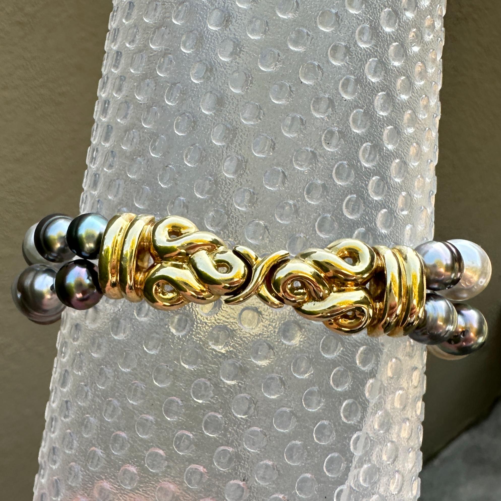 Tahitian Pearl Bracelet with Mixed Sizes & Colors and 18K Gold Centerpiece In Excellent Condition For Sale In Sherman Oaks, CA