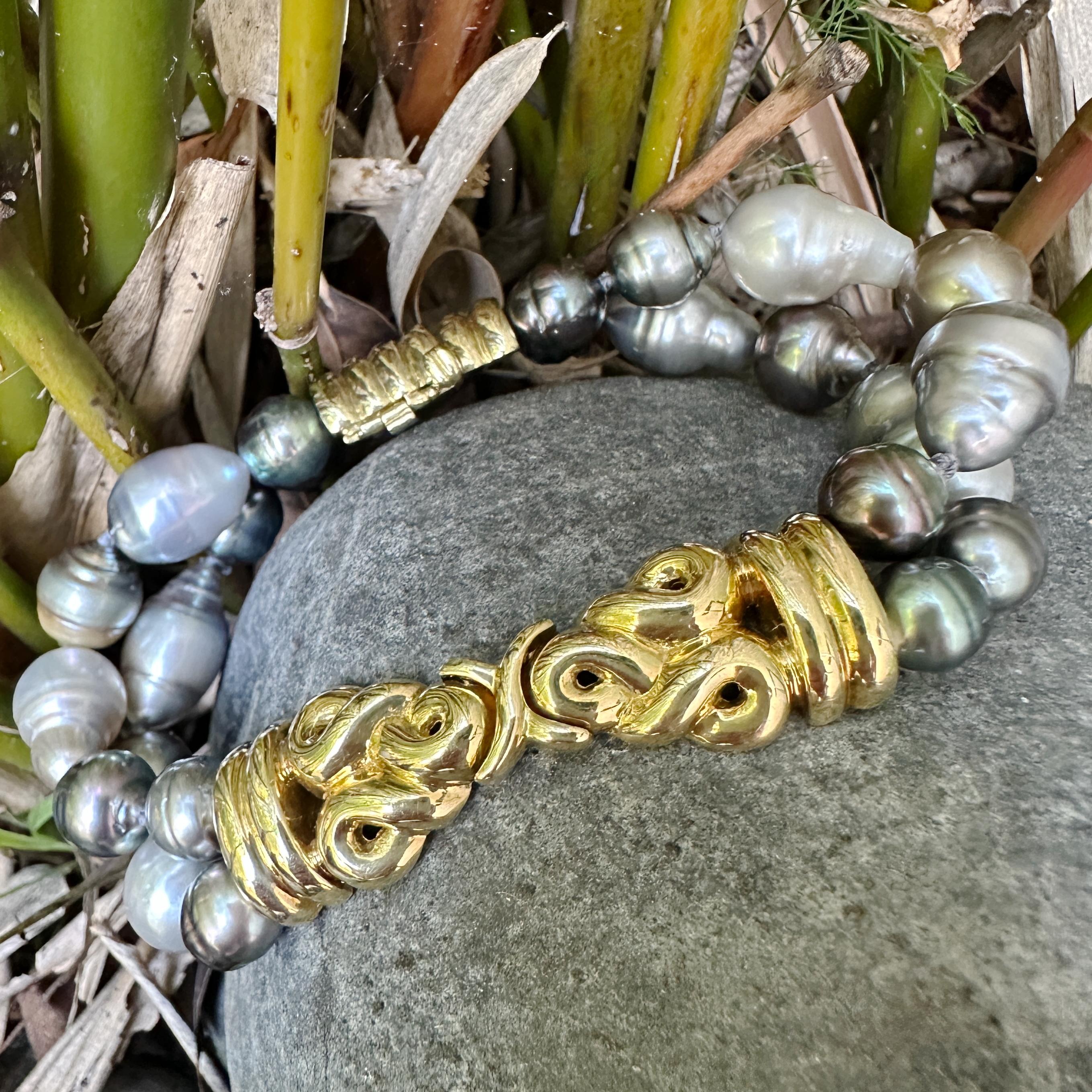 Tahitian Pearl Bracelet with Mixed Sizes & Colors and 18K Gold Centerpiece For Sale 1