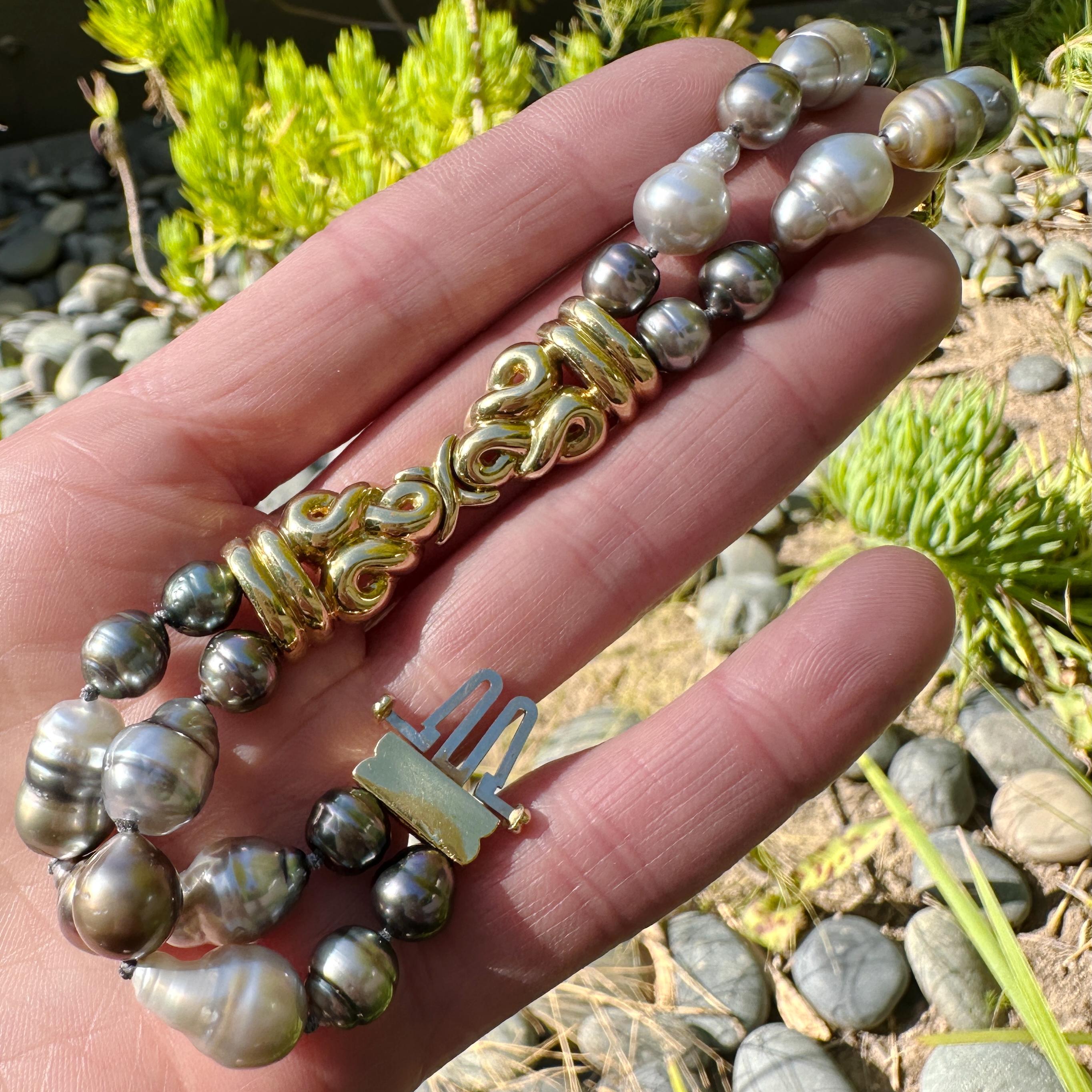 Tahitian Pearl Bracelet with Mixed Sizes & Colors and 18K Gold Centerpiece For Sale 3