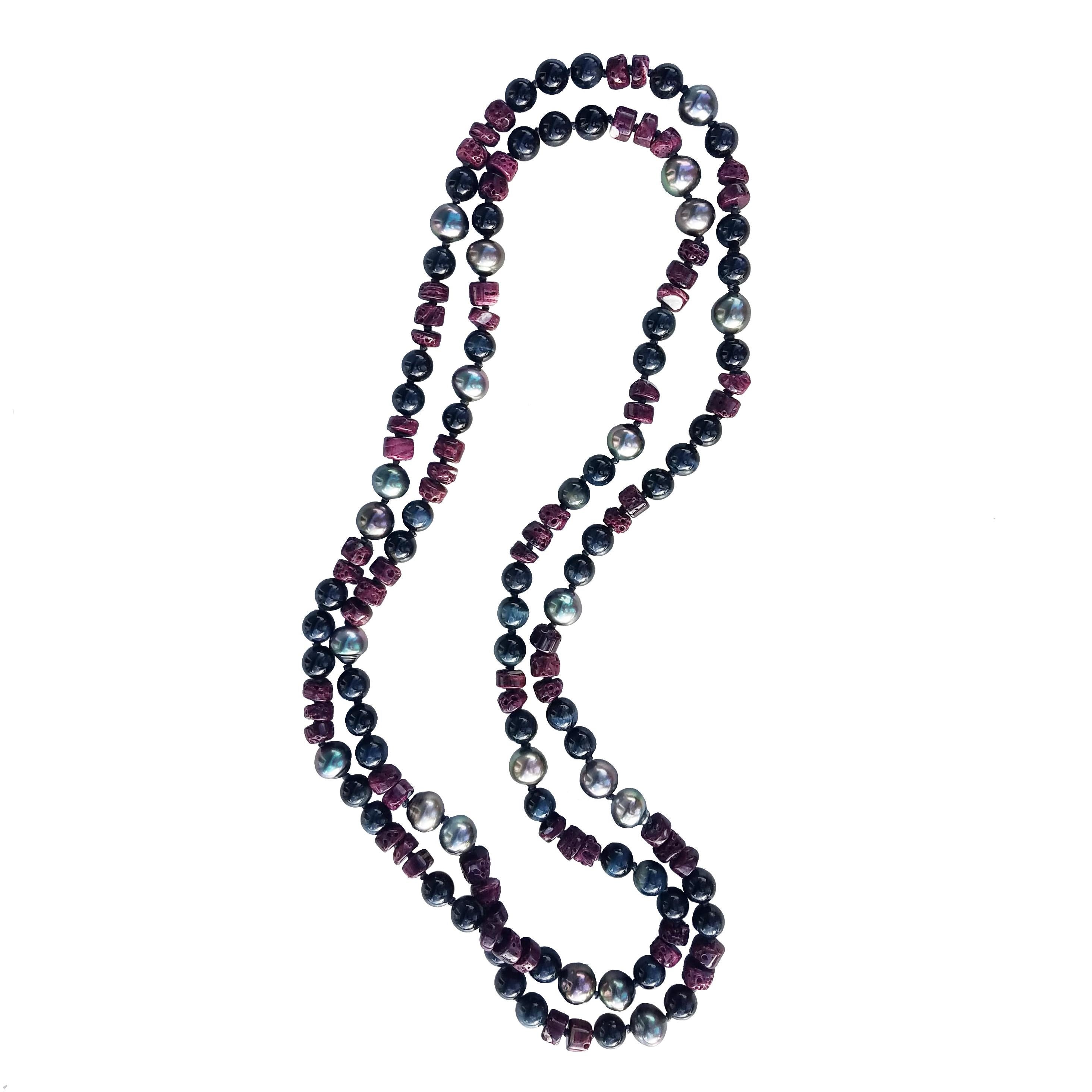 Un mix oscuro e misterioso di perle di Tahiti, perle scure a occhio di gatto e conchiglie di ostrica viola crea il tono di questa collana Helix leggera e facile da indossare. 

21 perle di Tahiti di circa 10 mm, perle nere scure Cat's Eye di 8 mm e