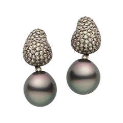 Boucles d'oreilles en goutte en or blanc 18 carats avec perles de Tahiti et diamants champagne de 2,65 carats
