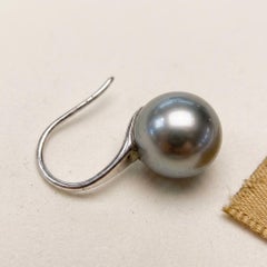 Boucles d'oreilles pendantes en perles de Tahiti, en or blanc 18 carats