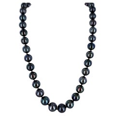 Tahitian Pearl Diamond 18 Karat White Gold Clasp Graduated 18.5 Inch Necklace