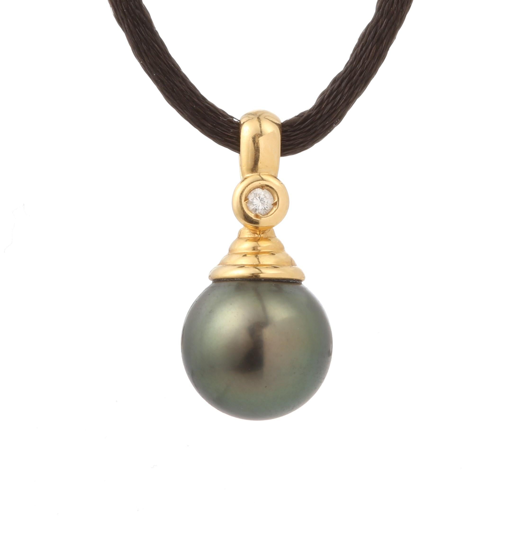 Anhänger aus Gelbgold, besetzt mit einer Tahiti-Perle und einem Diamanten.

Durchmesser der Perle: 11mm (0.43 inch)

Länge des Anhängers: 22,40 mm (0,86 Zoll)

Geschätztes Gewicht des Diamanten: 0,03 Karat

Gesamtgewicht des Anhängers: 3g

18 Karat