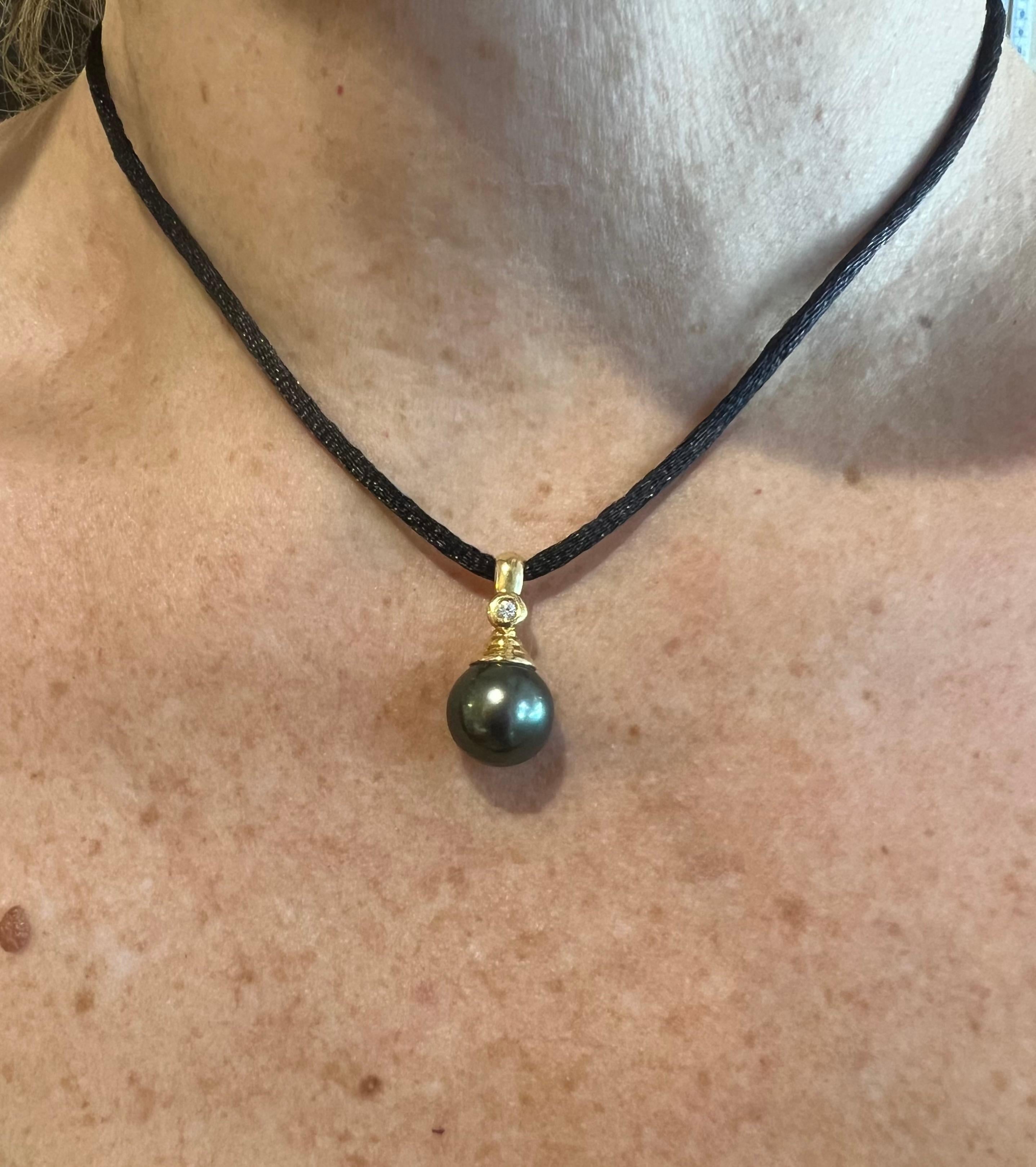Tahiti-Perlen-Diamant-Anhänger aus 18 Karat Gelbgold im Zustand „Hervorragend“ in Paris, FR