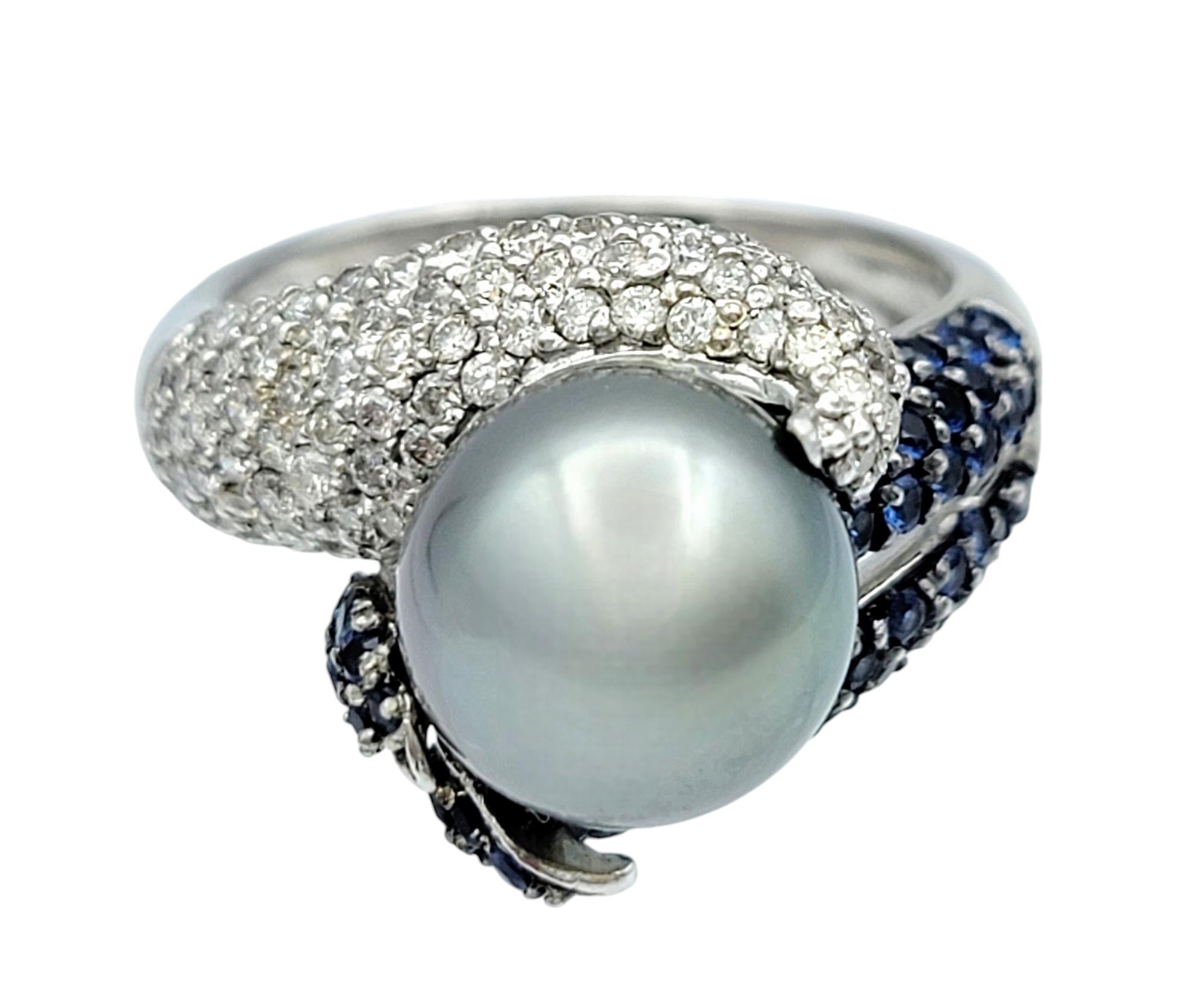 Contemporaneo Anello bypass con perla di Tahiti, diamante e zaffiro in oro bianco 14 carati in vendita