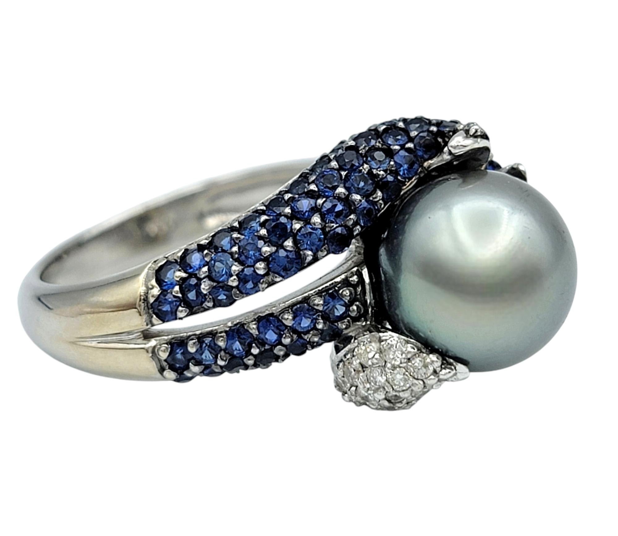 Taglio rotondo Anello bypass con perla di Tahiti, diamante e zaffiro in oro bianco 14 carati in vendita