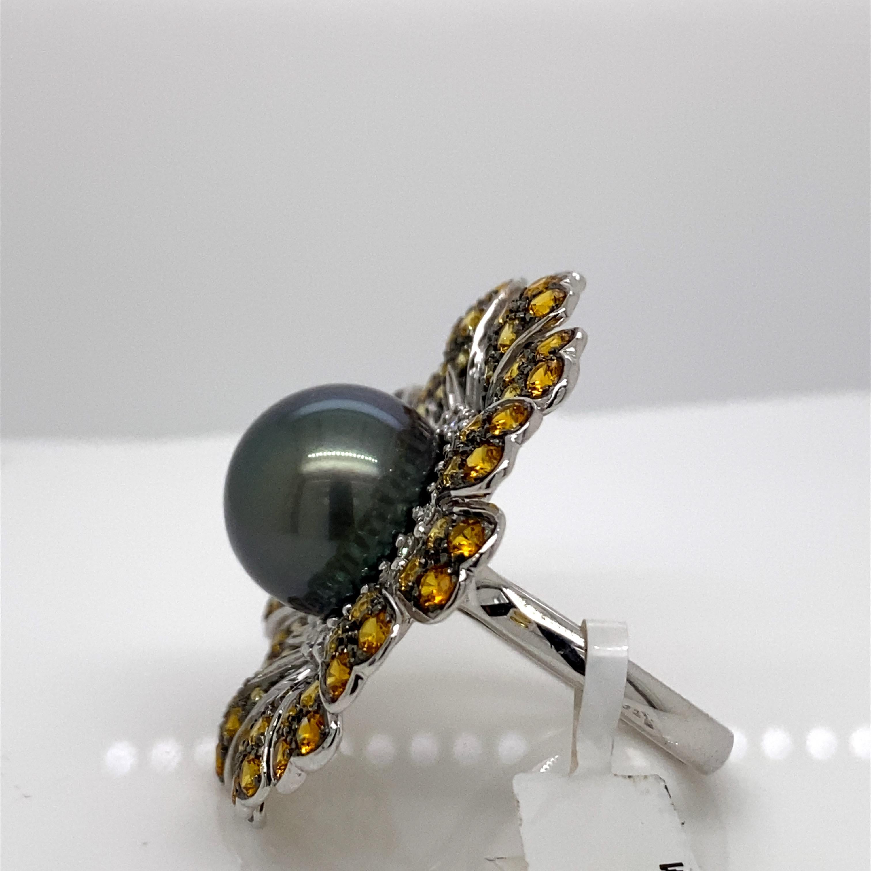 Taille ronde Bague florale en or blanc 18 carats avec perles de Tahiti, diamants et saphirs jaunes en vente