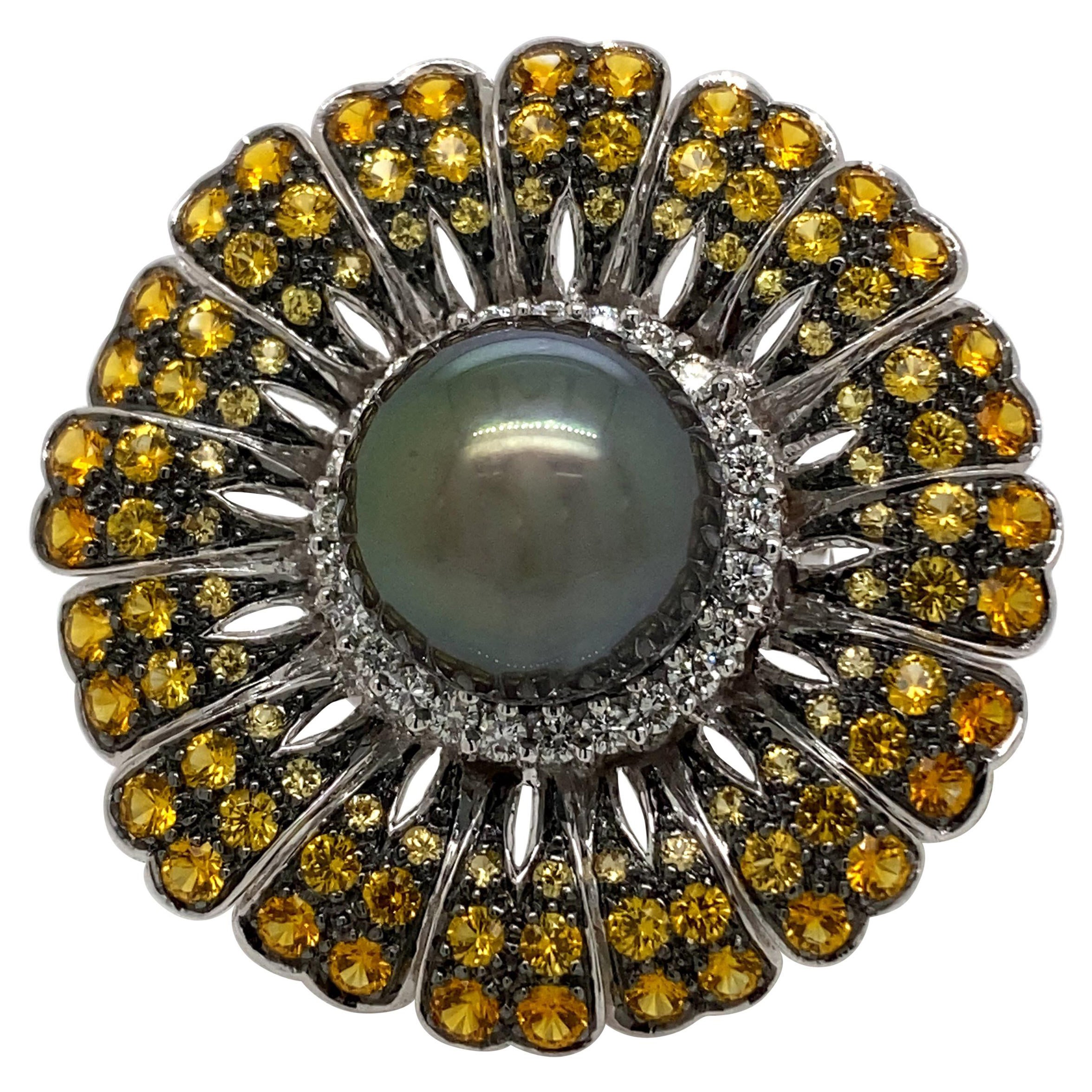 Anello floreale con perle di Tahiti, diamanti e zaffiri gialli in oro bianco 18 carati