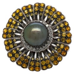Anillo Floral Perla de Tahití, Diamante y Zafiro Amarillo Oro Blanco 18 Kilates