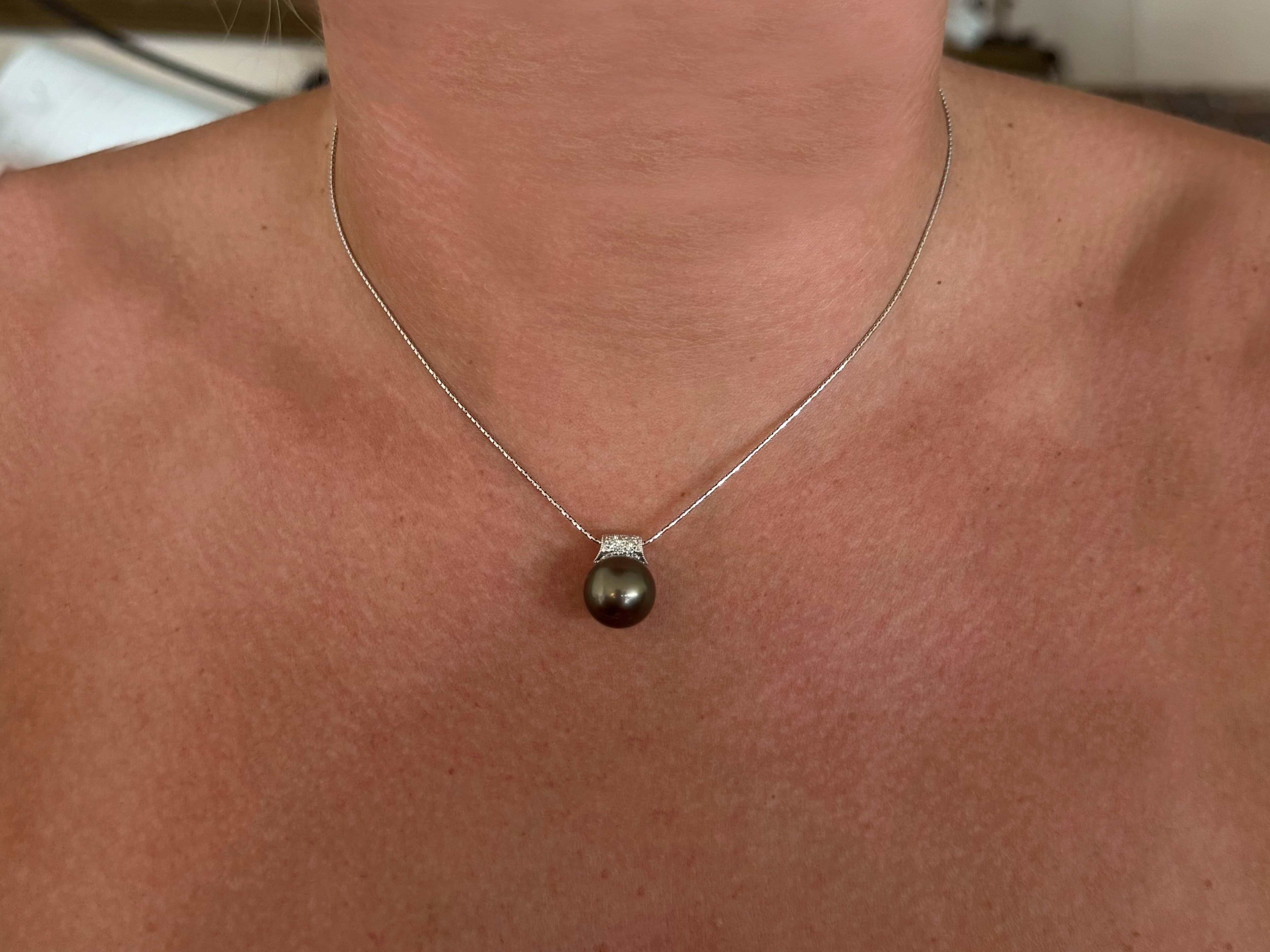 Specifiche dell'articolo:

Metallo della collana: Oro bianco 18k

Peso totale: 6.5 grammi

Lunghezza della catena: 16