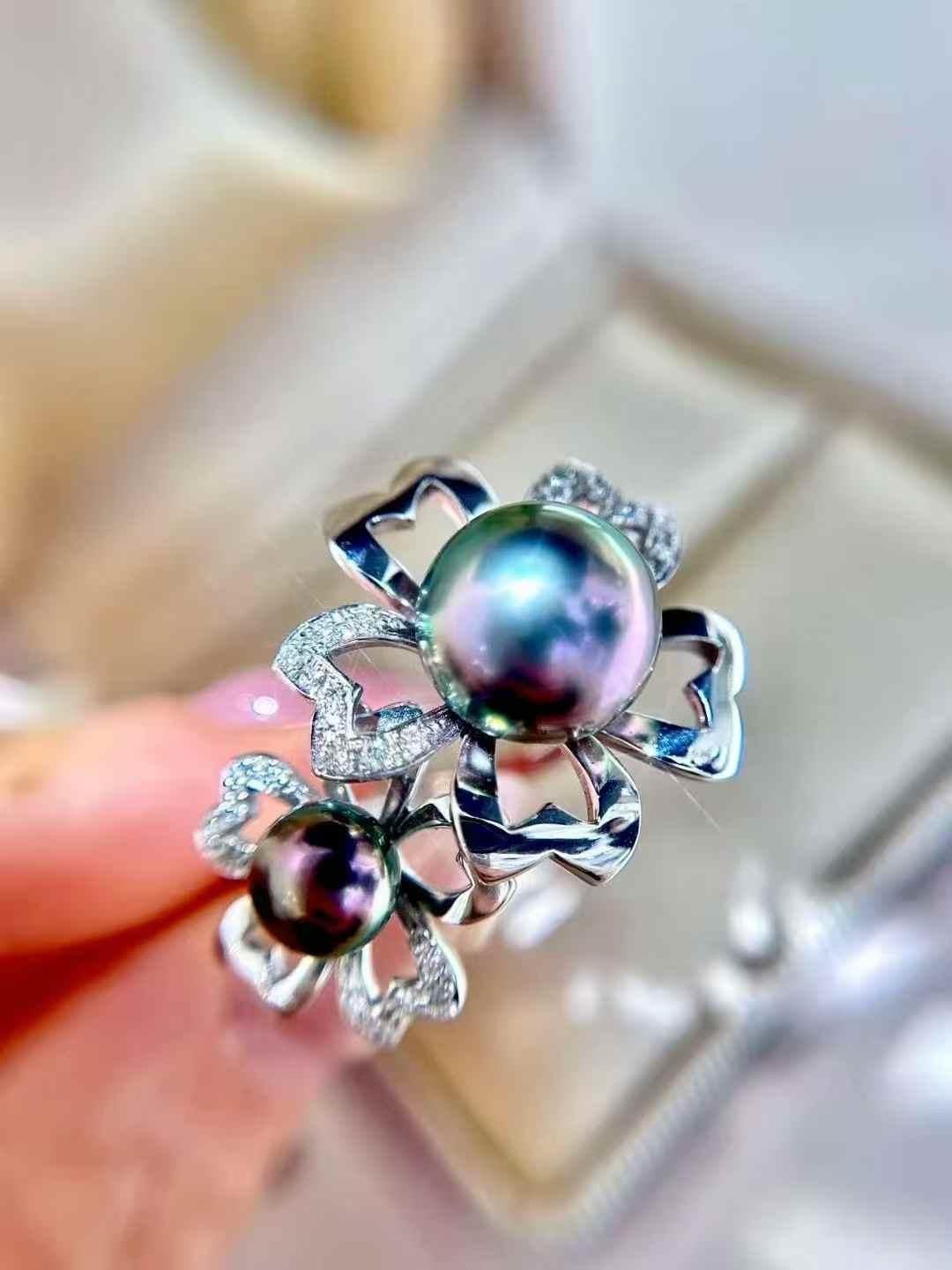 Contemporaneo Anello cocktail con perle di Tahiti e diamanti in oro bianco 18 carati in vendita