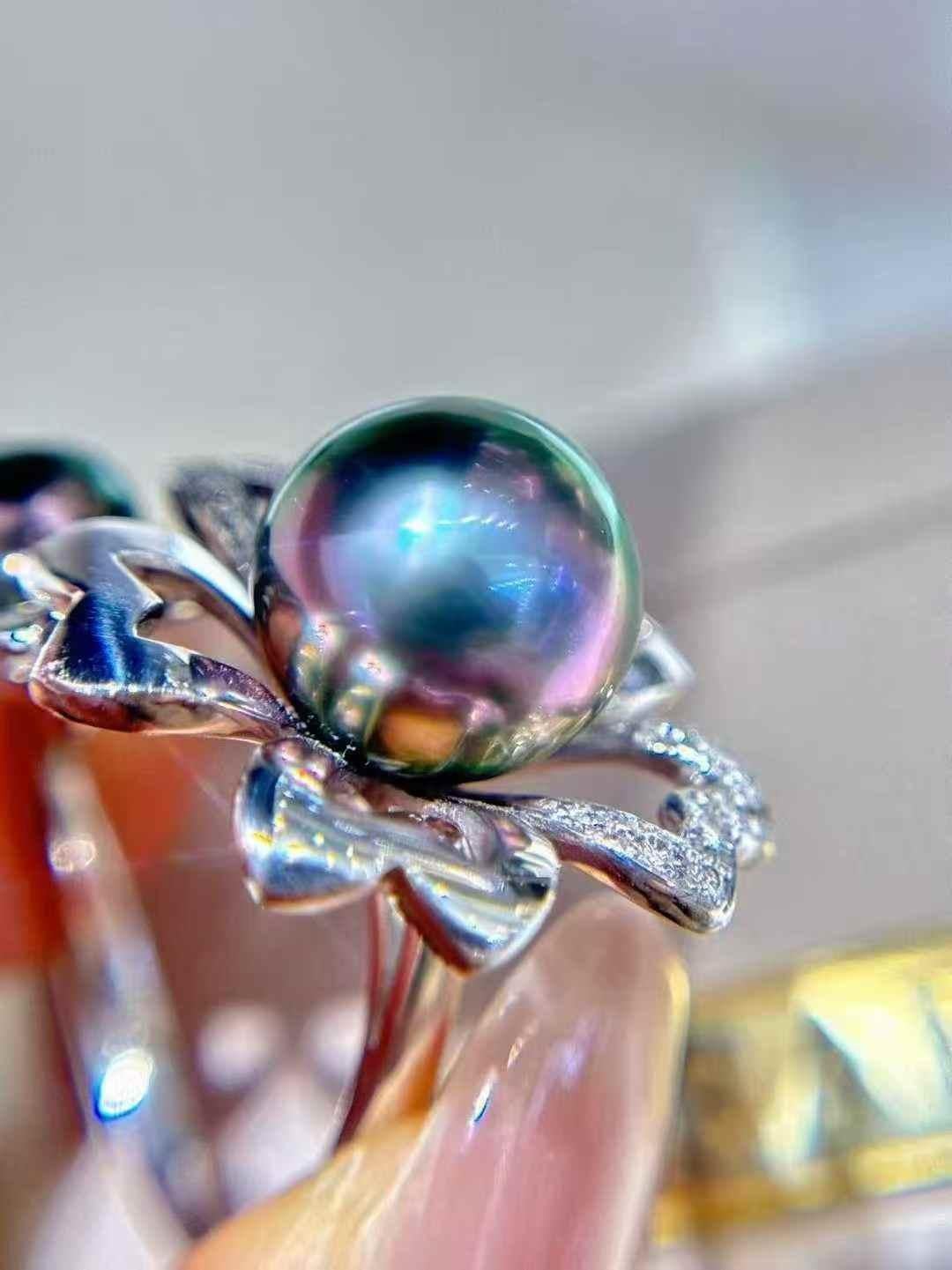 Anello cocktail con perle di Tahiti e diamanti in oro bianco 18 carati in vendita 1