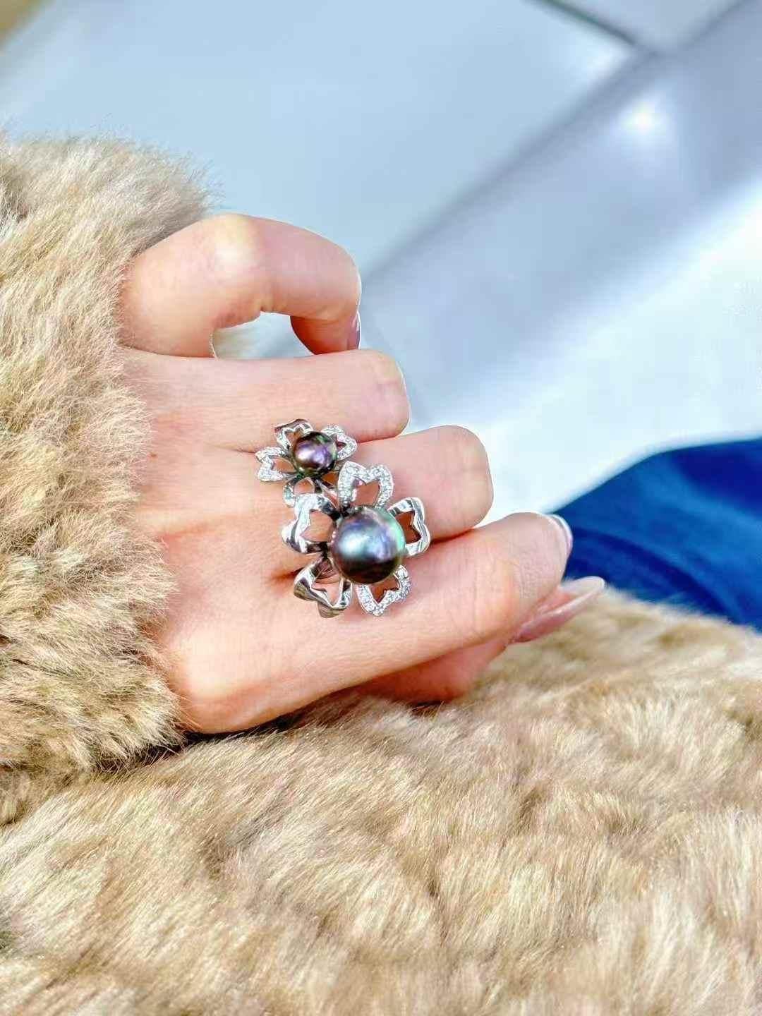 Anello cocktail con perle di Tahiti e diamanti in oro bianco 18 carati in vendita 2