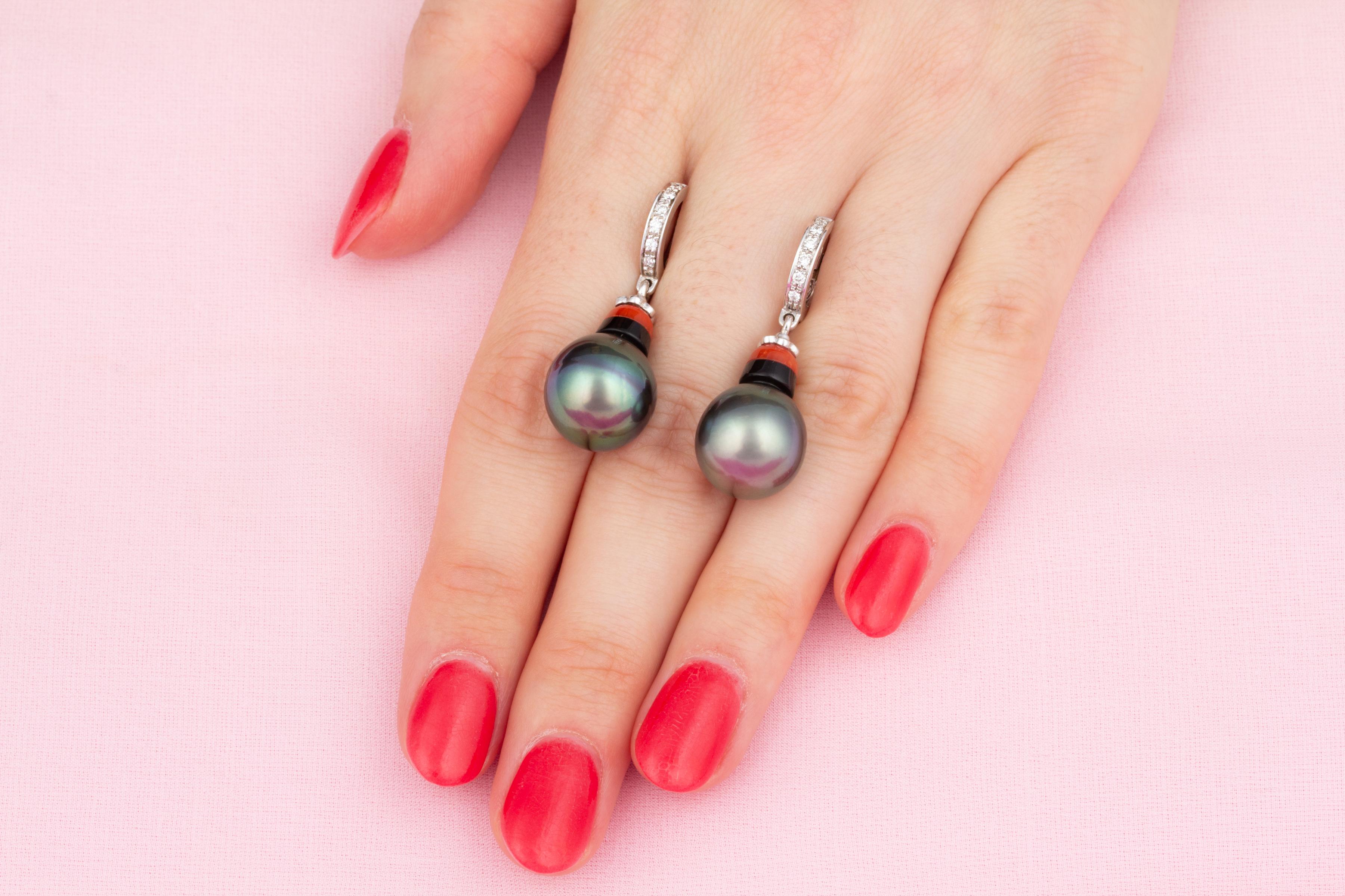 Artiste Pendants d'oreilles perle de Tahiti diamant corail onyx Déco Hoop Design by Ella Gafter en vente