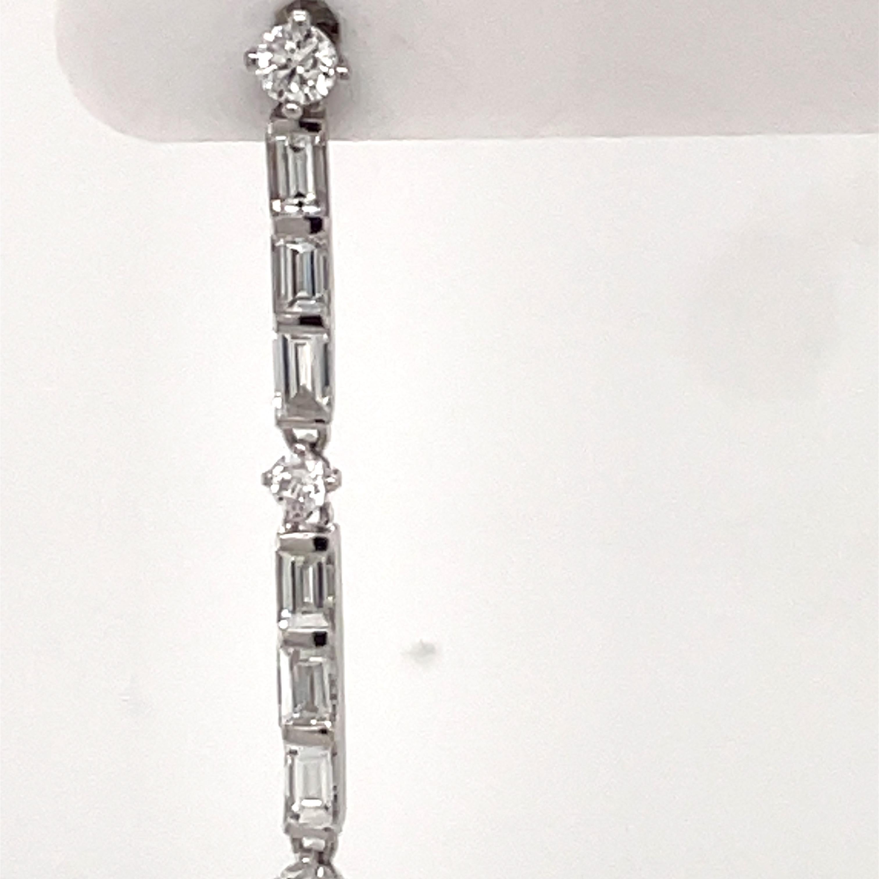 Contemporaneo Orecchini a goccia con perle di Tahiti e diamanti di ispirazione Deco 1,37 carati in oro bianco 18 carati in vendita