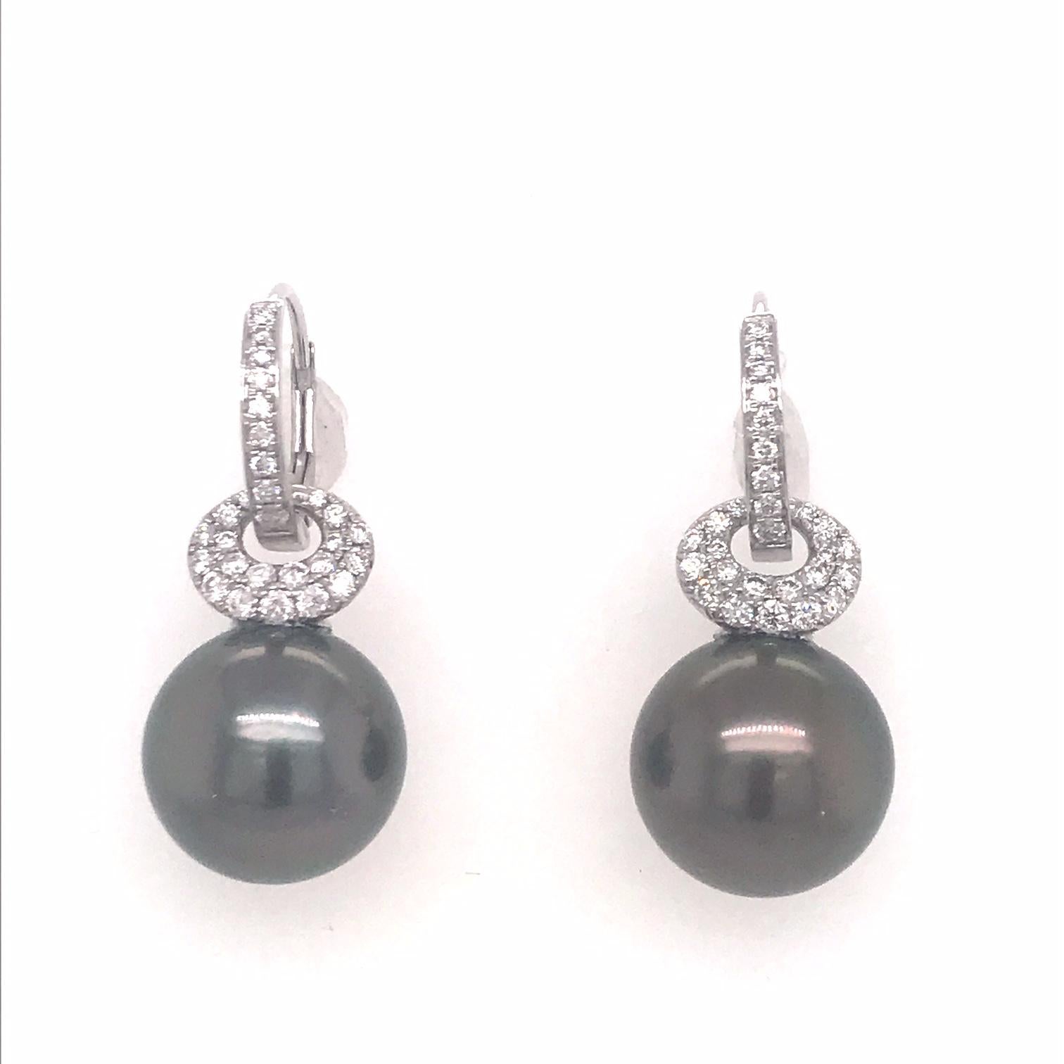 18K White gold drop earrings featuring two grey Tahitian Pearls measuring 12-13 mm with 56 round brilliants weighing 0.57 carats.
Color G-H
Clarity SI

Pearls can be changed White, Pink or Golden Pearls upon request. 

Diamond Height: 11/16