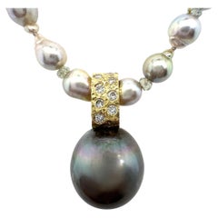 Tahiti-Perlen- und Diamant-Anhänger aus 18 Karat Gold mit 18" Barock Akoya-Halskette