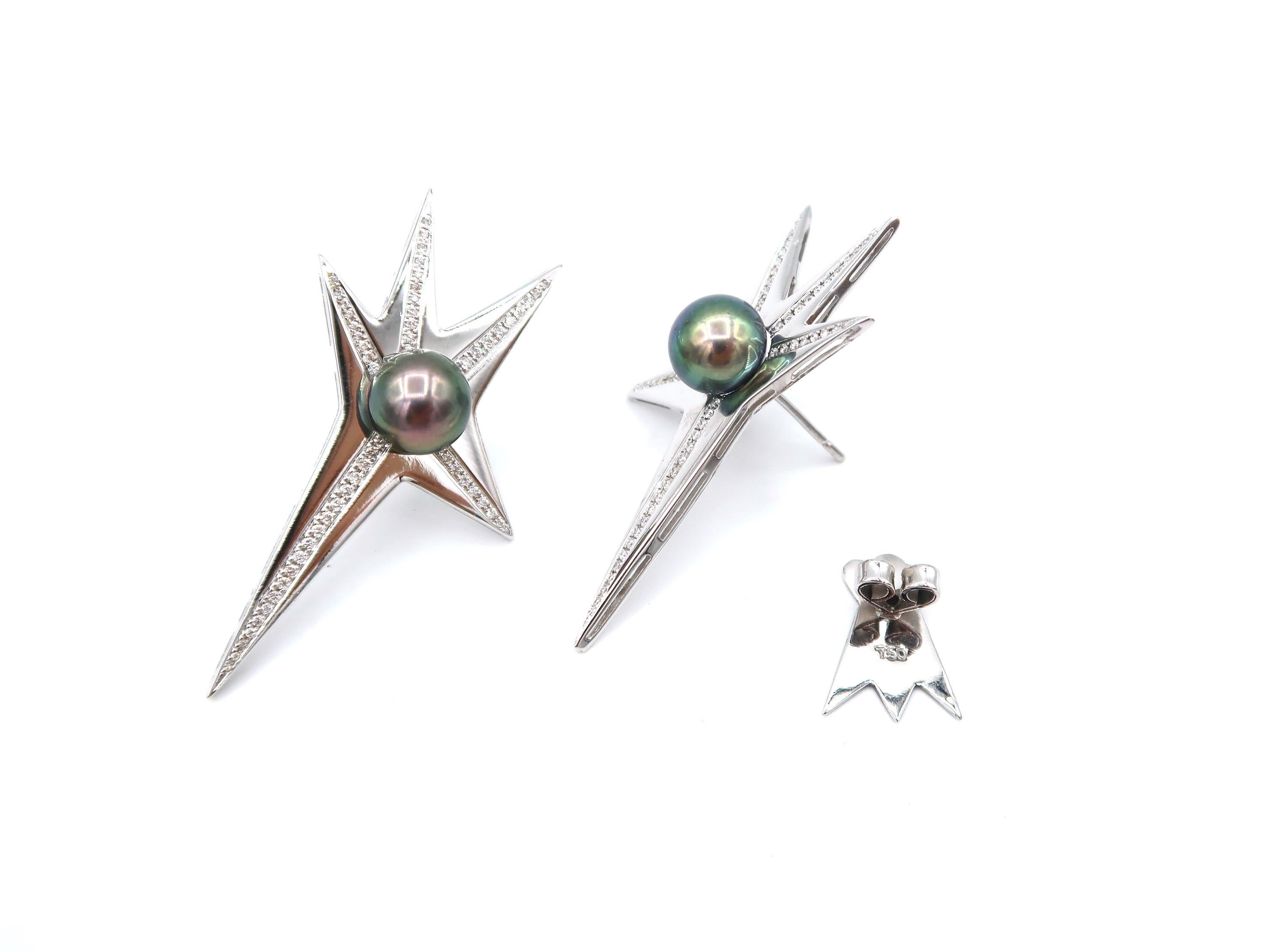 BOON FLARE Tahitian Pearl 18K White Gold Earrings Lined with Diamonds

Rotatable in any preferred way without flopping

Metal: 18K White Gold, 15.38 g
Pearl: Tahitian Pearls 9mm, 2 pieces
Diamond: round brilliant, 0.56 ct
