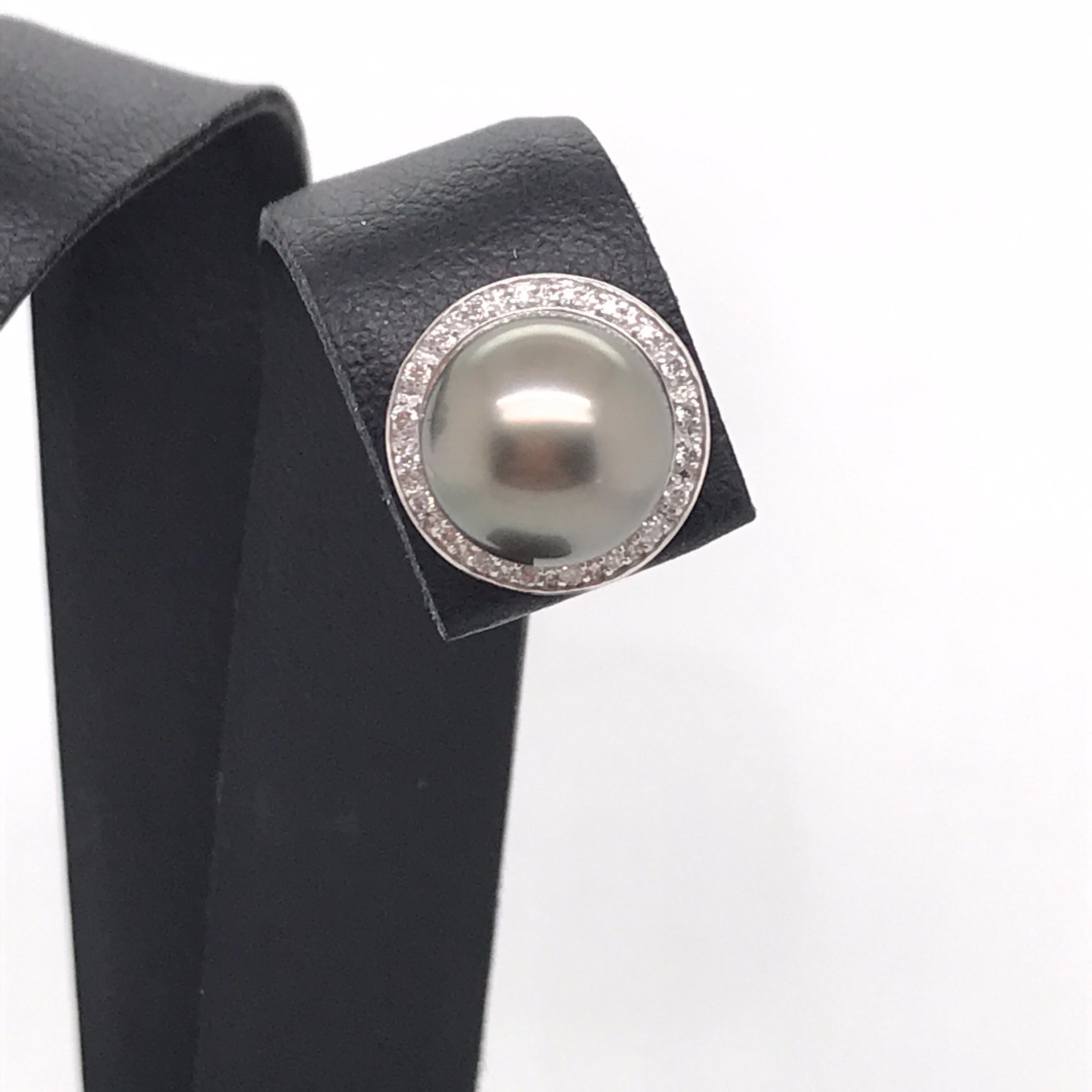 14K White gold stud earrings featuring two Tahitian pearls measuring 8-9mm flanked with 40 round brilliants weighing 0.10 carats.
Color G-H
Clarity SI