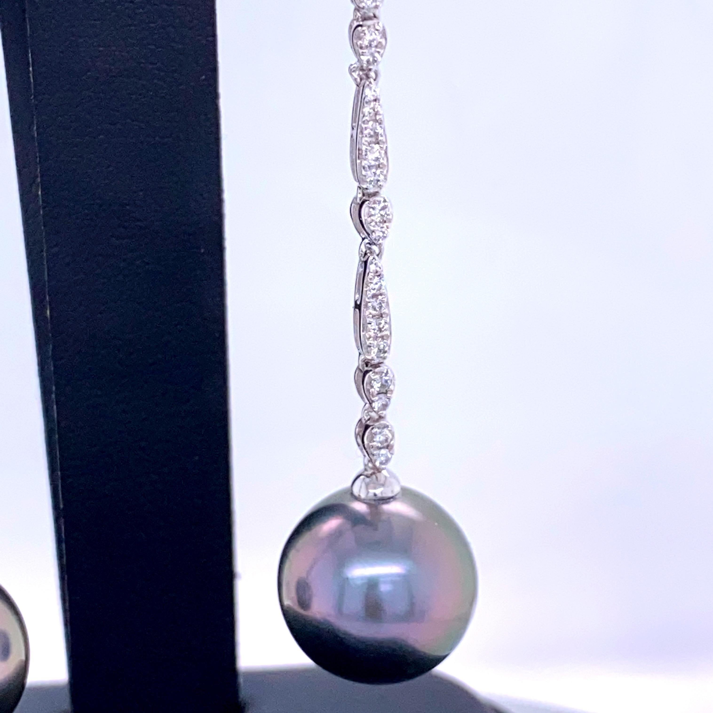 Taille ronde Boucles d'oreilles en goutte en or blanc 18 carats avec perles de Tahiti et diamants en forme de cœur de 0,47 carat en vente
