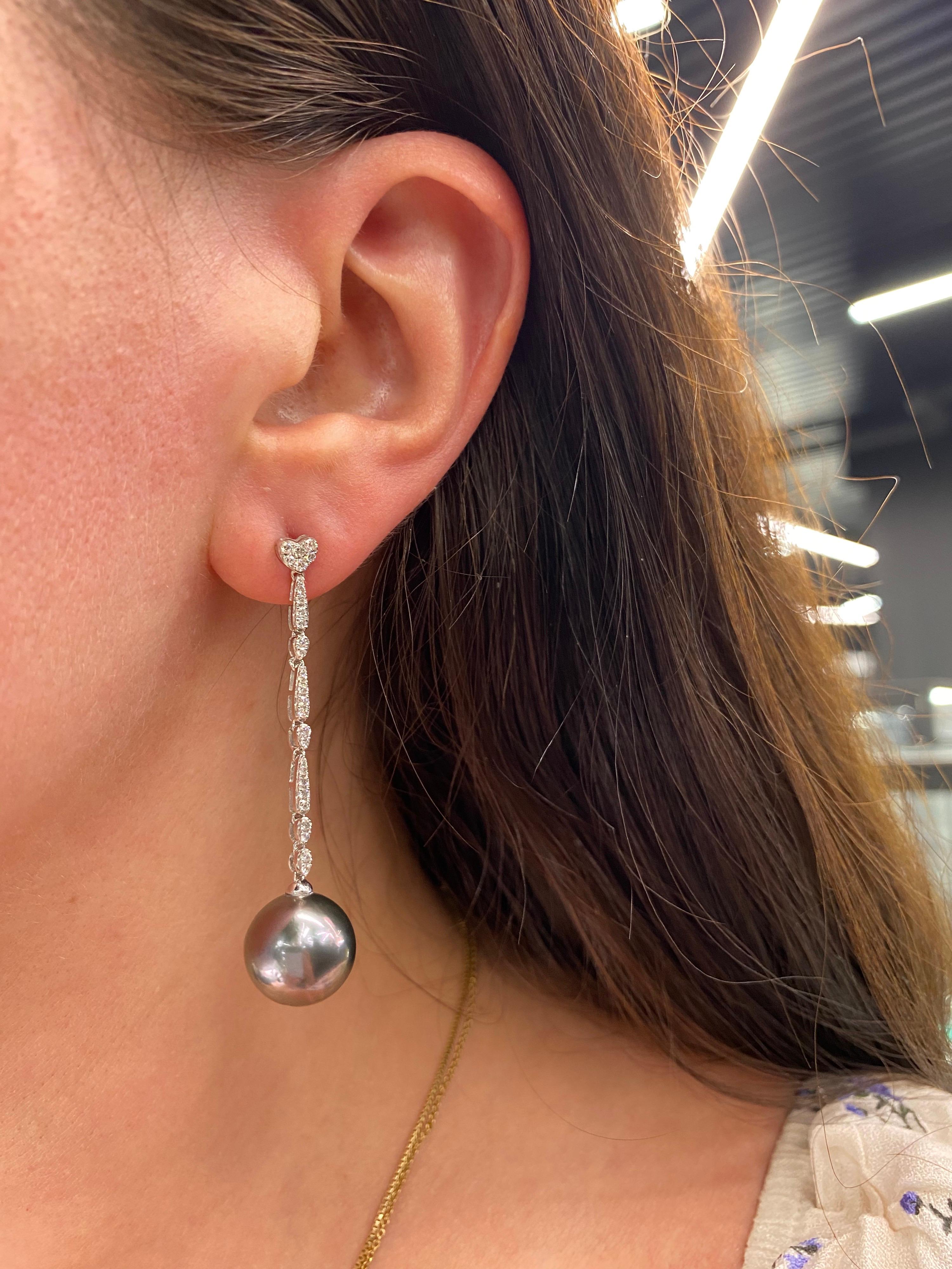 Boucles d'oreilles en goutte en or blanc 18 carats avec perles de Tahiti et diamants en forme de cœur de 0,47 carat Pour femmes en vente
