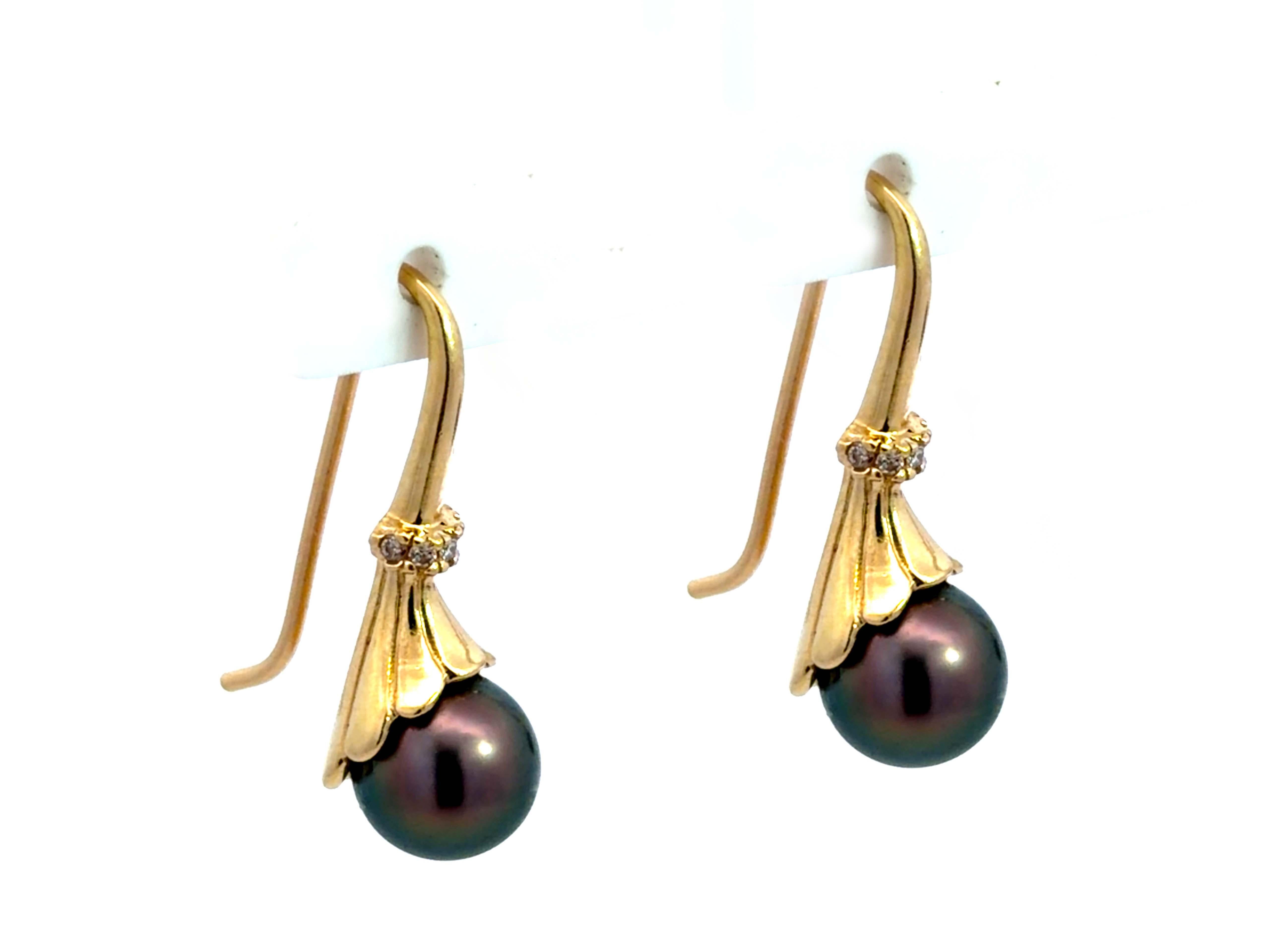Moderno Orecchini a gancio con perle di Tahiti e diamanti in oro giallo 14 carati in vendita