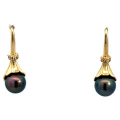 Orecchini a gancio con perle di Tahiti e diamanti in oro giallo 14 carati