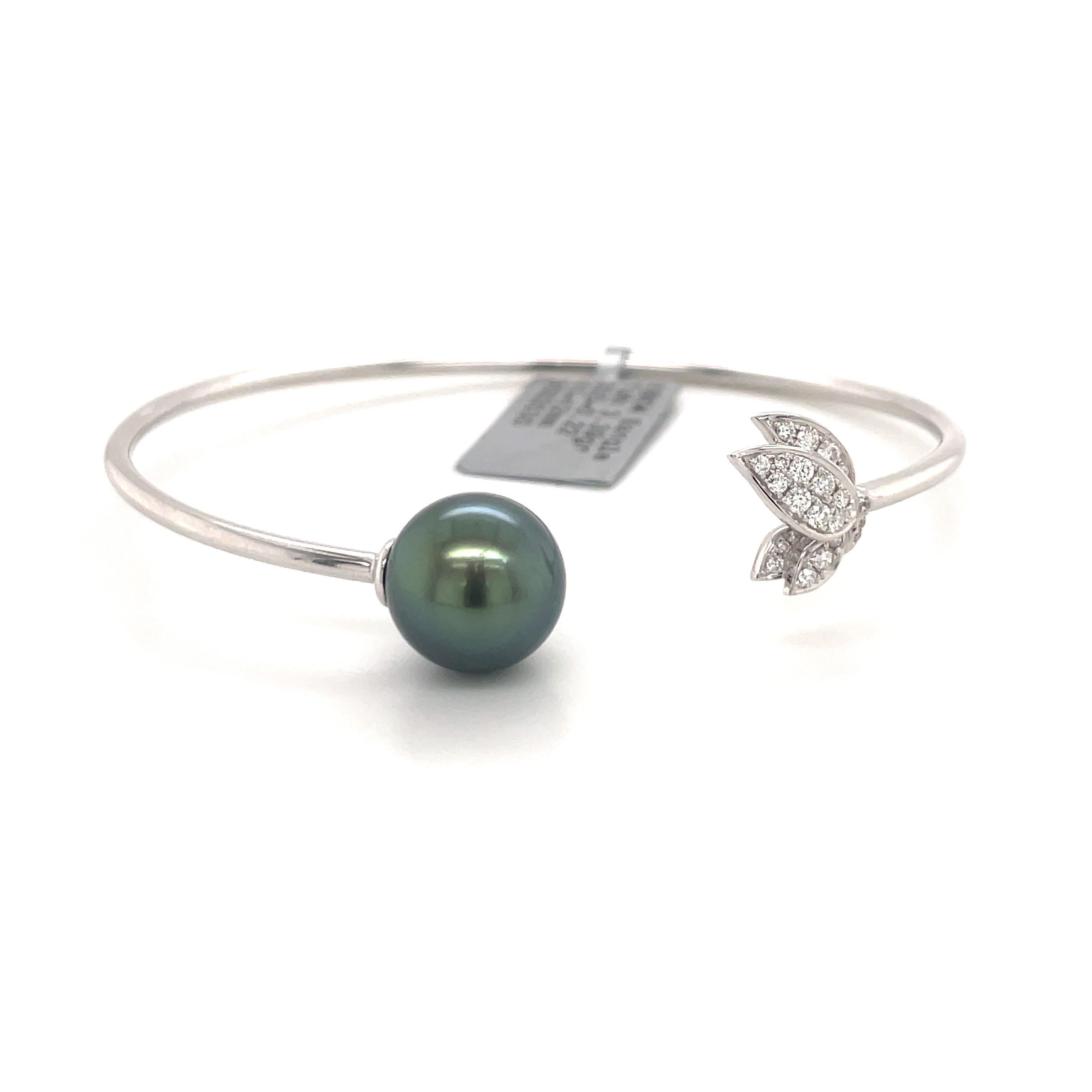 18 Karat White gold bangle bracelet featuring one Tahitian pearl measuring 11-12 MM with a diamond motif containing 23 round brilliants 0.22 carats.
Color G-H
Clarity SI

Pearl can be changed to South Seal or Freshwater.
DM for pricing. 