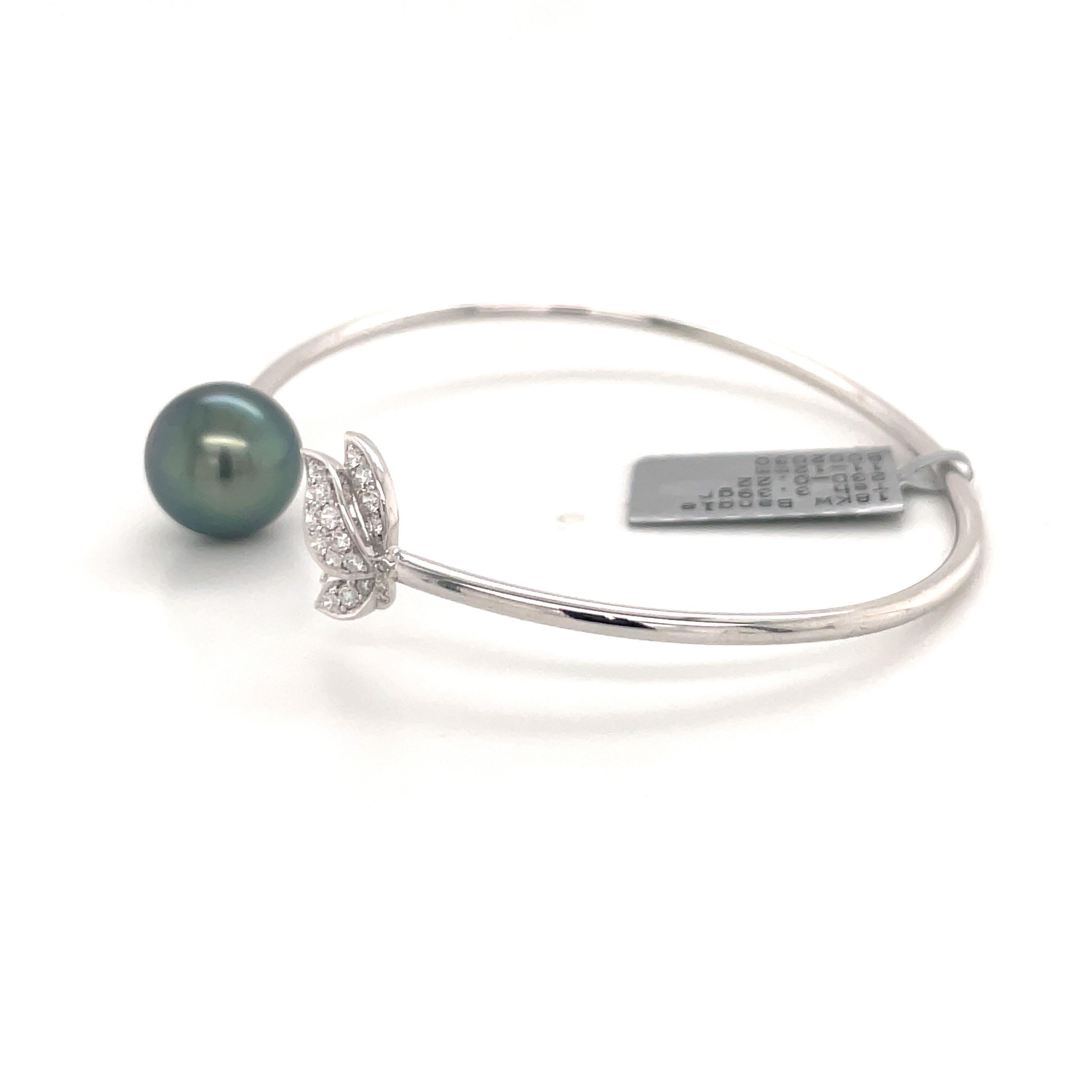 Tahitian Pearl Diamond Leaf Bangle Bracelet 0.22 Carats 18K White Gold In New Condition For Sale In New York, NY