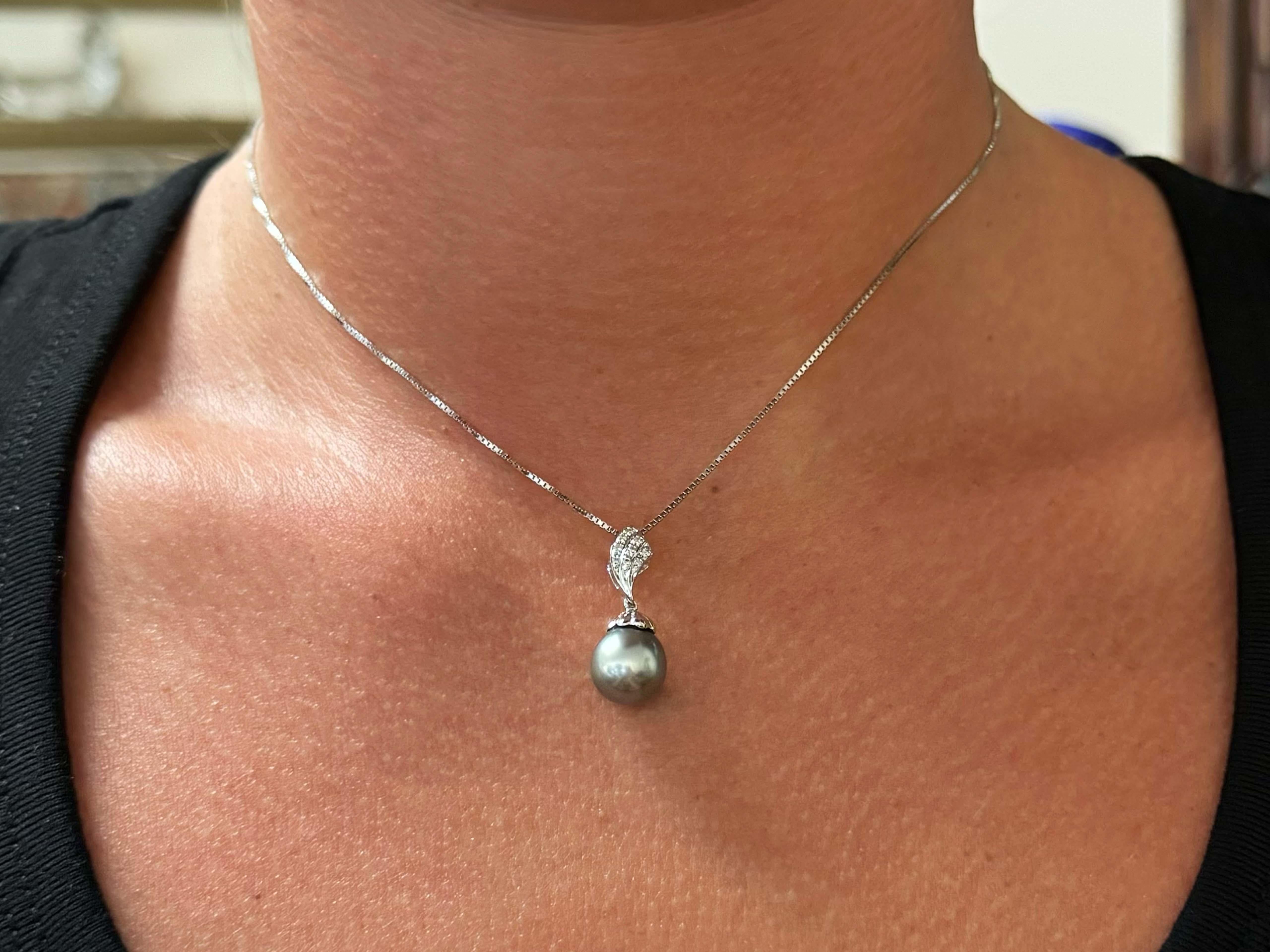 Item Specifications:

Necklace Metal: 14k and 18k White Gold

Total Weight: 4.6 Grams

Chain Length: 18