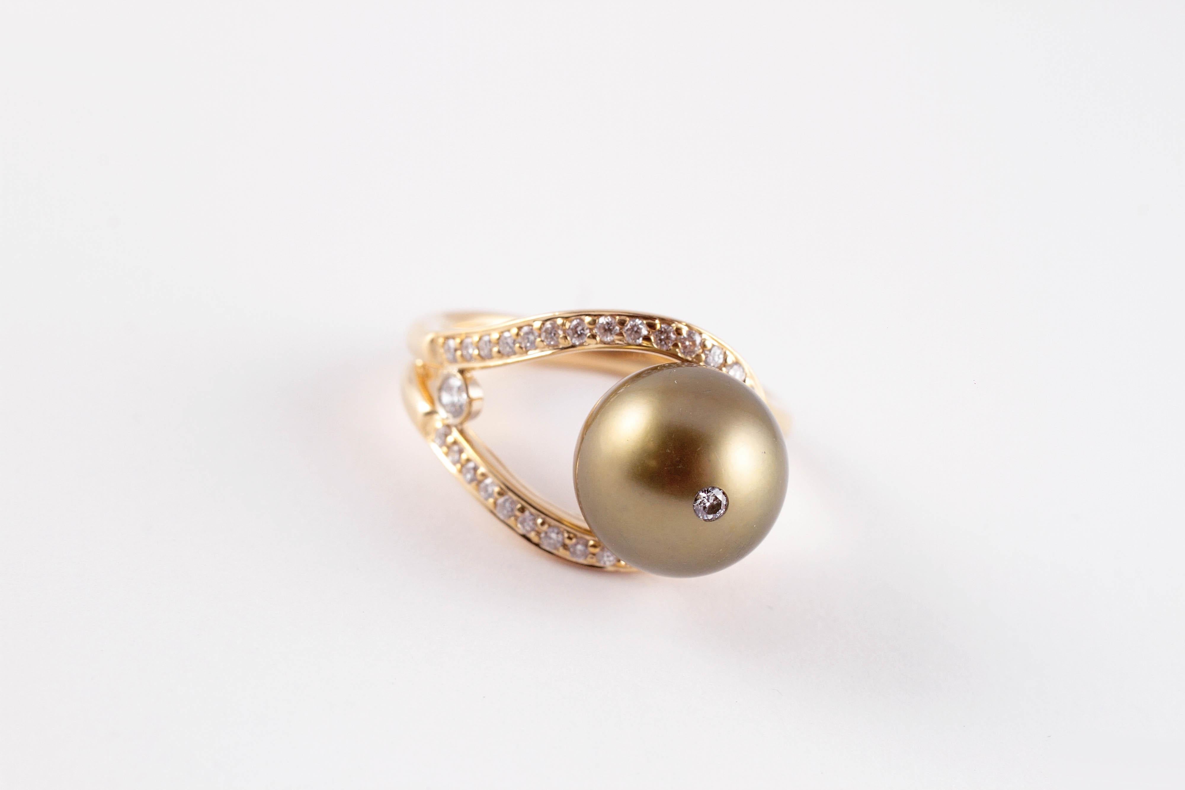 This beautiful 11.00 mm Tahitian Pearl is made even more lovely by the addition of a small diamond on the top!  Composed of 14 karat yellow gold, with accent diamonds in the band, this ring by Honora is a size 8 1/4.