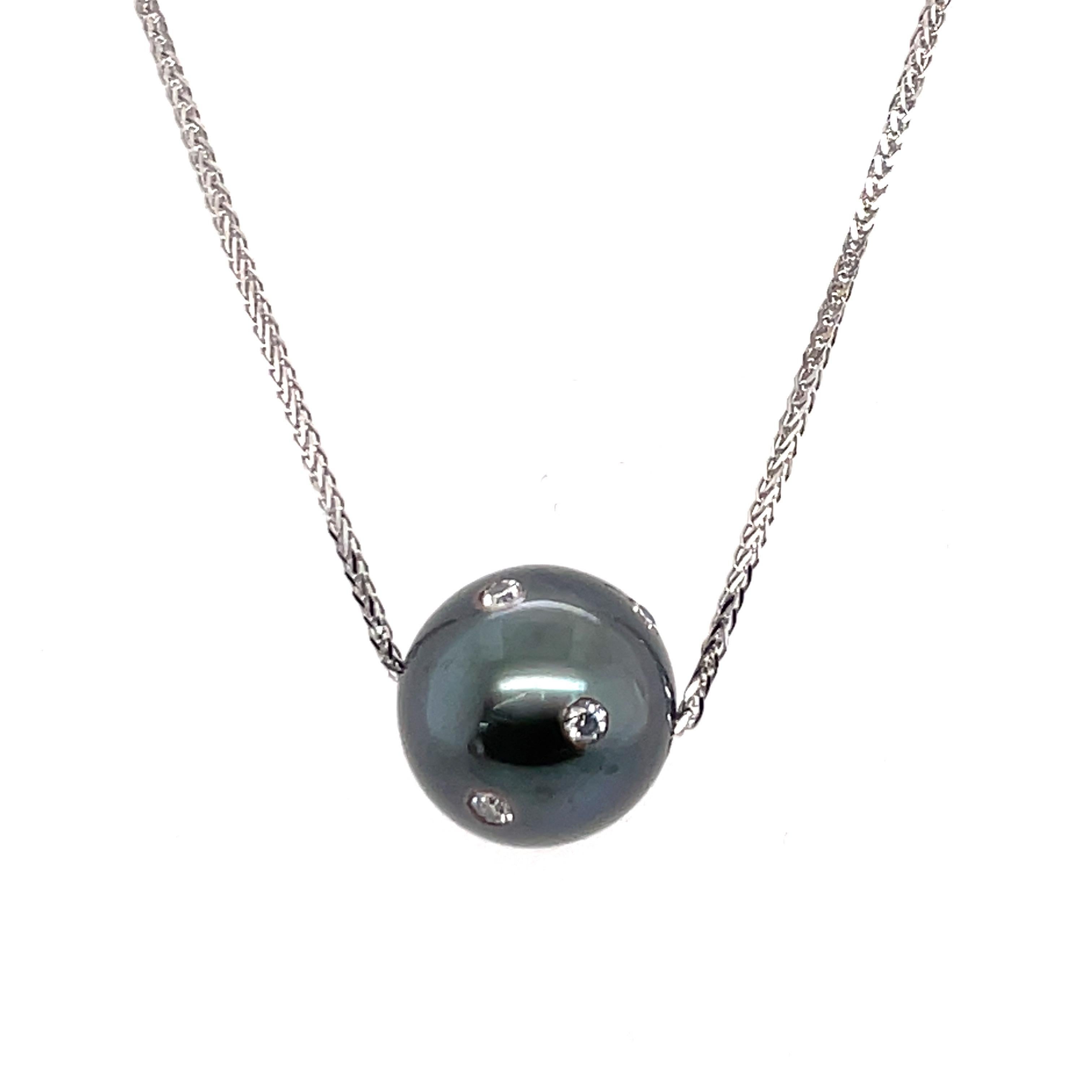 18 Karat White Gold pendant featuring one grey Tahitian pearl measuring 13-14 mm with decorative shattered diamonds weighing 0.29 carats.
Available in different pearl and gold color.
DM for more information!

