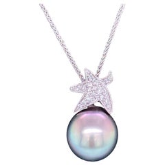 Collier pendentif étoile de mer en or blanc 18 carats avec perles de Tahiti et diamants 0,13 carat