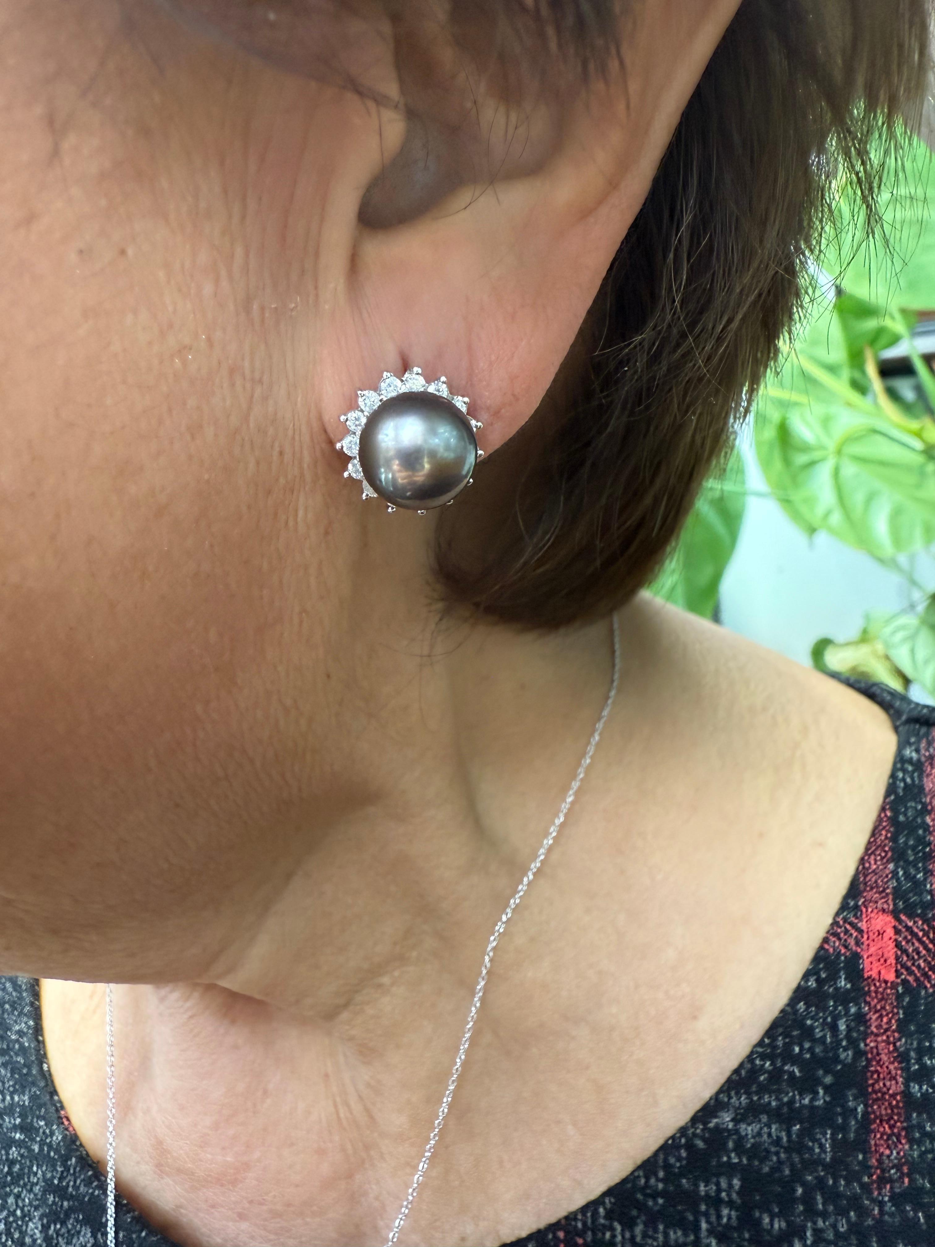 Boucles d'oreilles en or blanc avec perles de Tahiti et diamants.

Les boucles d'oreilles en or blanc ornées de perles de Tahiti et de diamants ont été réalisées vers 2000. De riches perles de Tahiti gris foncé sont entourées de diamants ronds