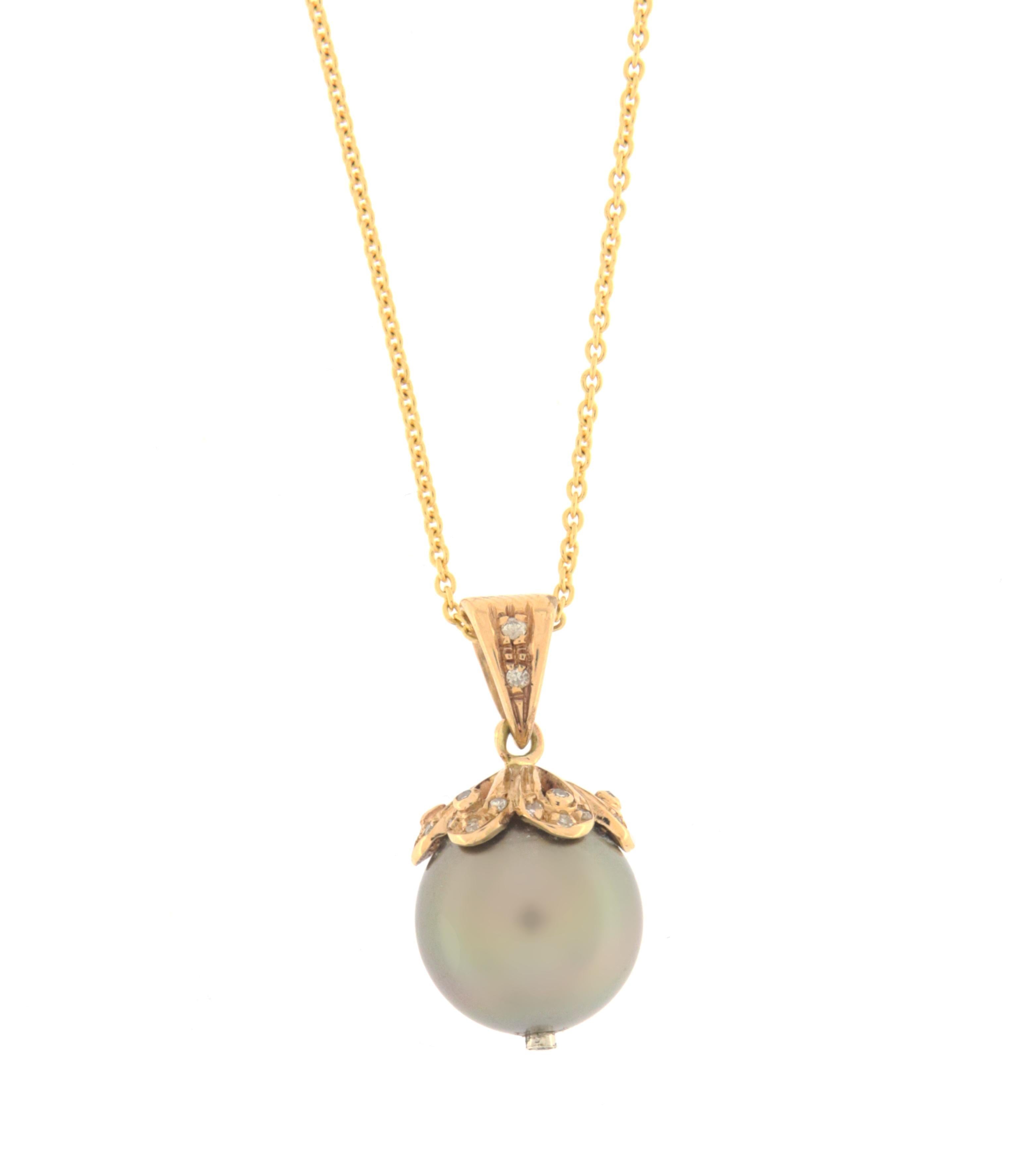 Beautiful 14 karat yellow gold pendant necklace.Handmade by our craftsmen assembled with diamonds and Tahitian Pearl

Diamonds weight 0.14 karat
Necklace total weight 7.60 grams
Pearl size 12.80 mm
Chain length 43 cm
