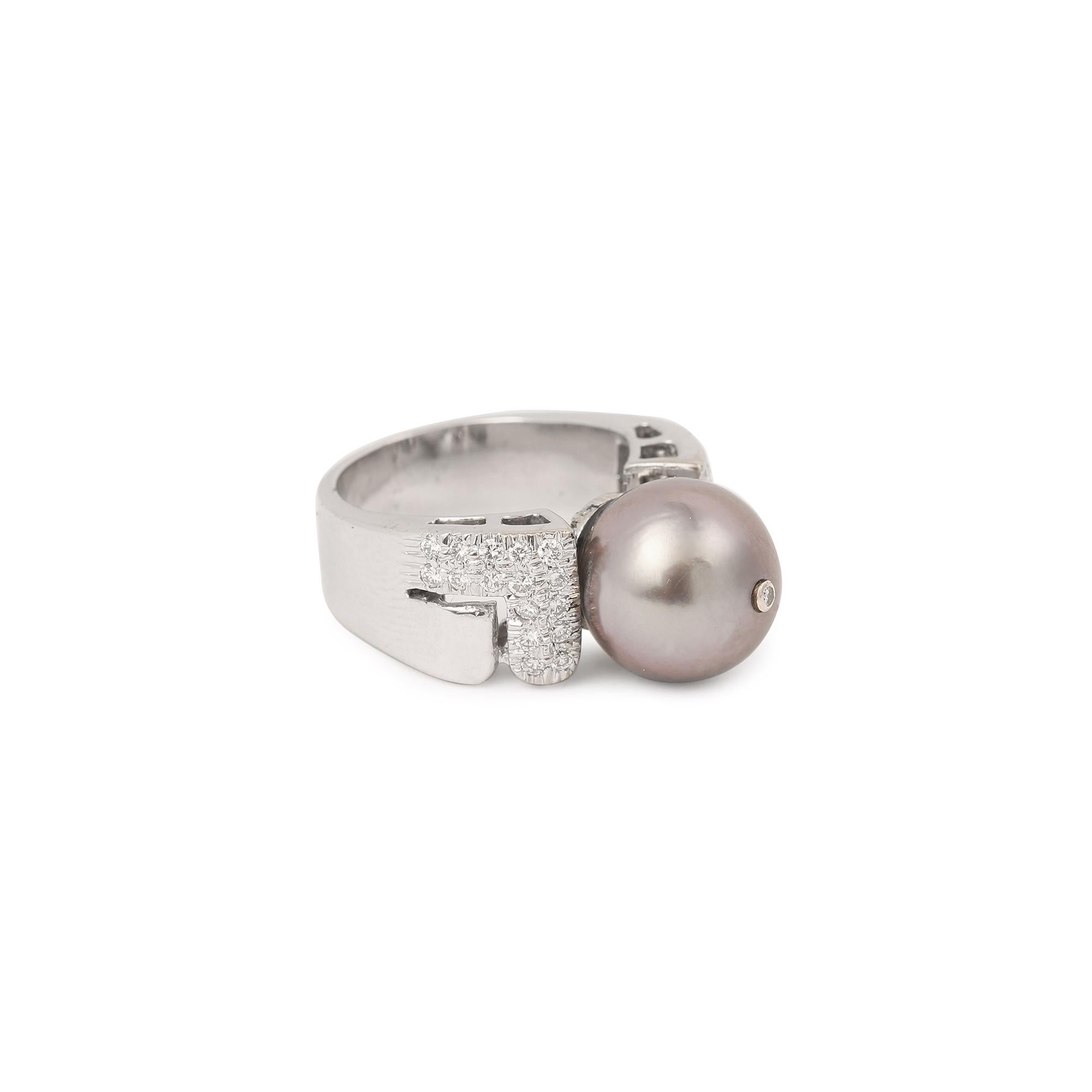 Beautiful white gold ring semi-paved with brilliant-cut diamonds and adorned in its center with a baroque pearl of Tahiti.

Slight growth areas are visible on the pearl.

Diameter of the pearl : 11.10 mm (0.437 inch)

Total estimated weight of the
