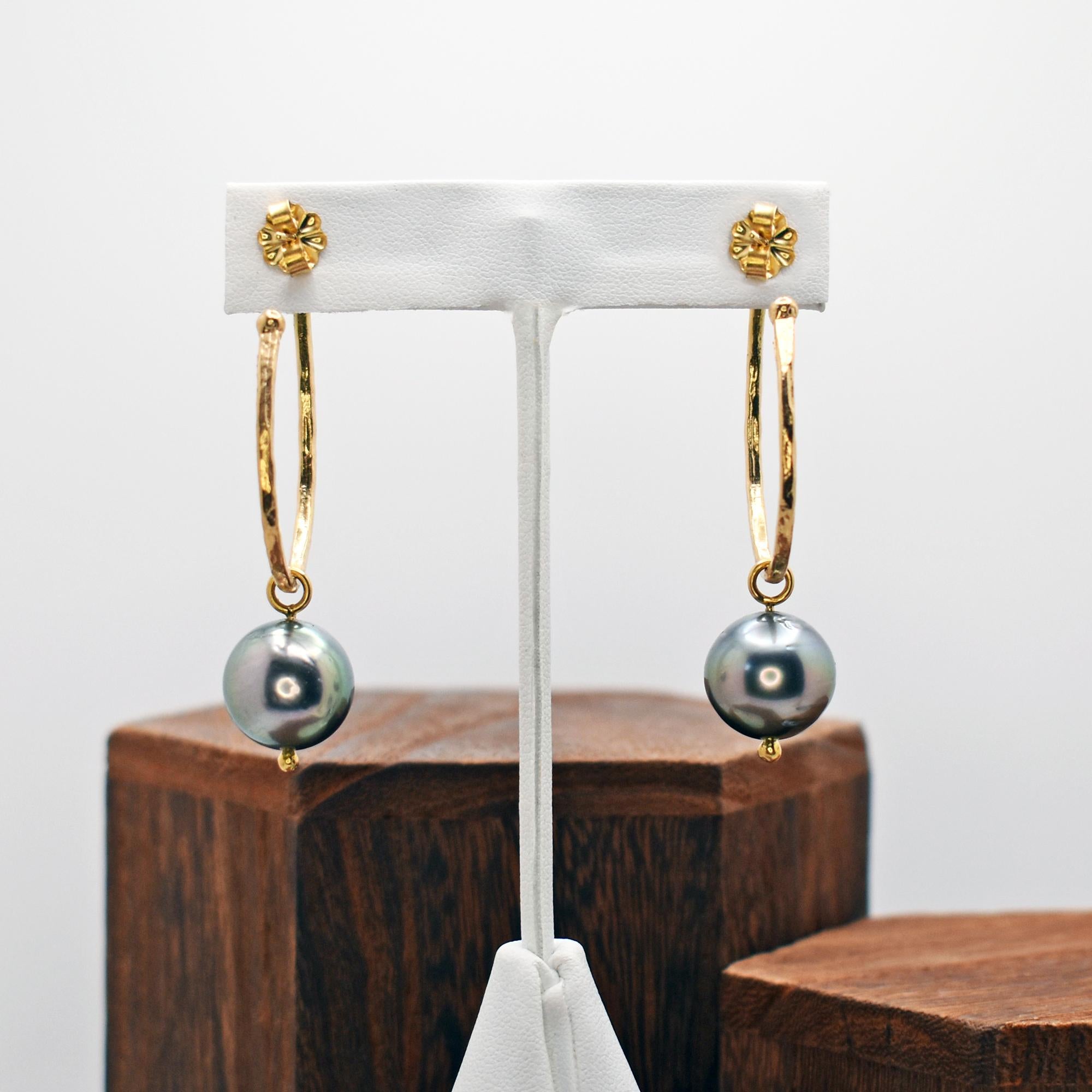 Contemporain Pendants d'oreilles en or 18k Hammer avec breloques en forme de perles de Tahiti en vente