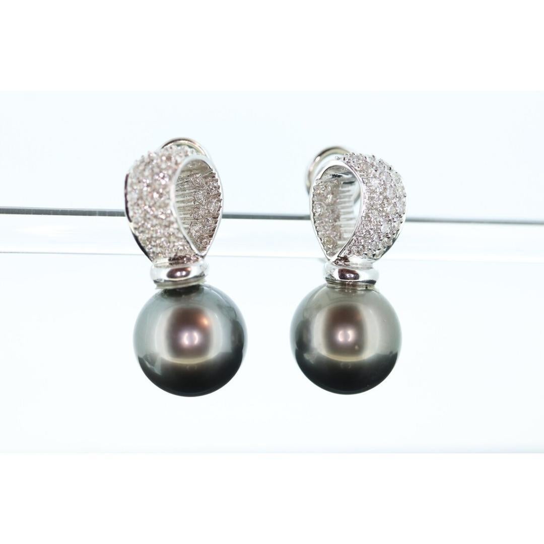 Vintage
Materials: Gold
Gemstone: Pearl

Location: Earlobe

About this item

Wonderful and Lustrous Tahitian PEARL and Diamond Dangle Clip on Earrings.

18k White Gold with In and Out Pave Diamonds.

Conditions: Shows little to no wear.

Tahitian