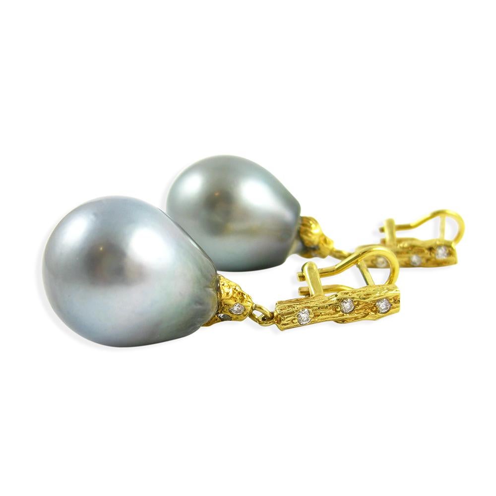 Channeling the eternal Tree of Life, the organic spirit of K. Brunini is captured through this lovely set of earrings in 18k Yellow Gold with .20 carat total weight Diamonds complimenting a pair of beautiful Tahitian Pearls. 

In the Twig