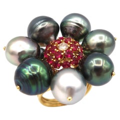 Anello con fiore di perla di Tahiti a grappolo in oro giallo 18 carati e polline di diamante e rubino