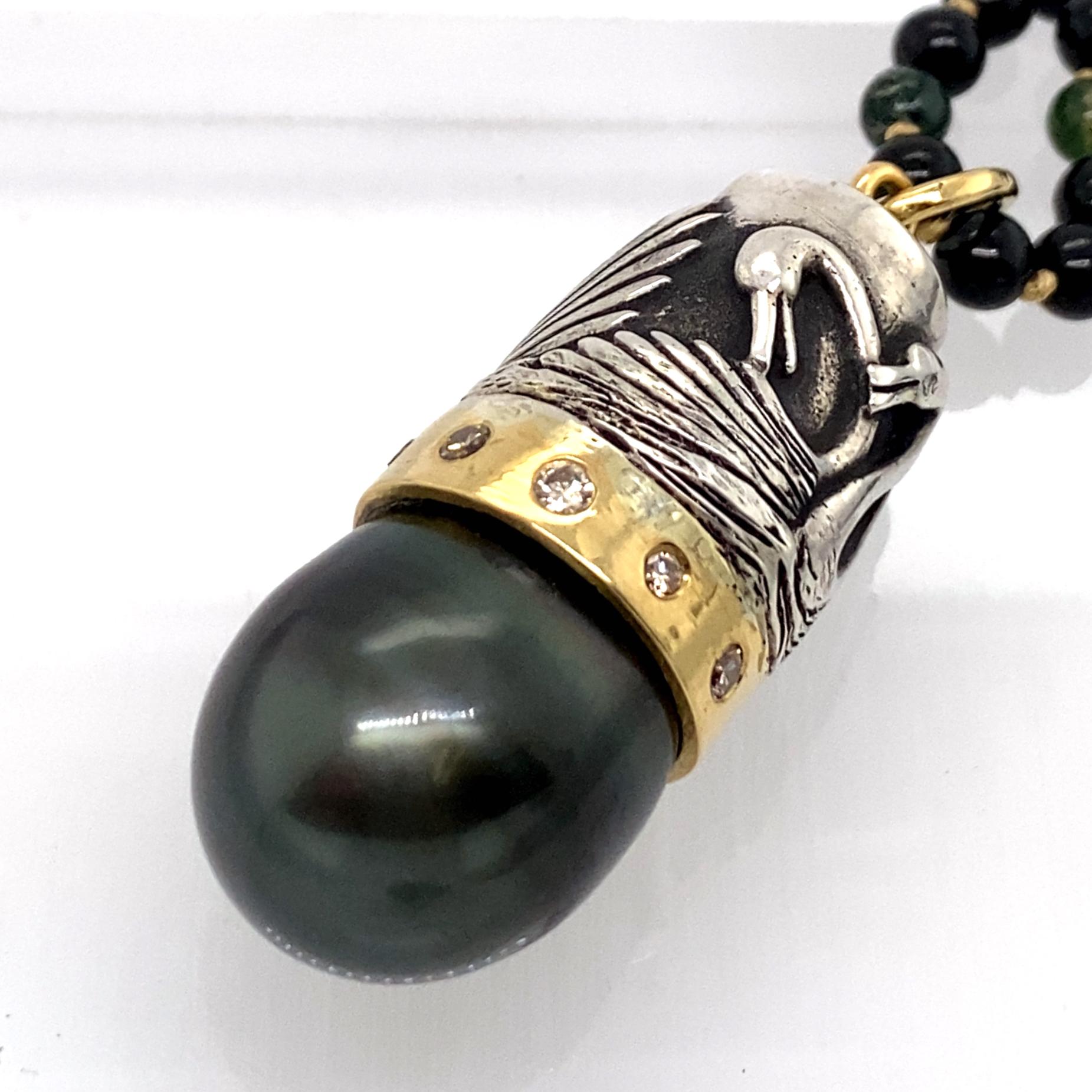 Poigne en perles de Tahiti avec lunette en or 18 carats et diamants surmonte d'un cygne pais en argent sterling en vente 1