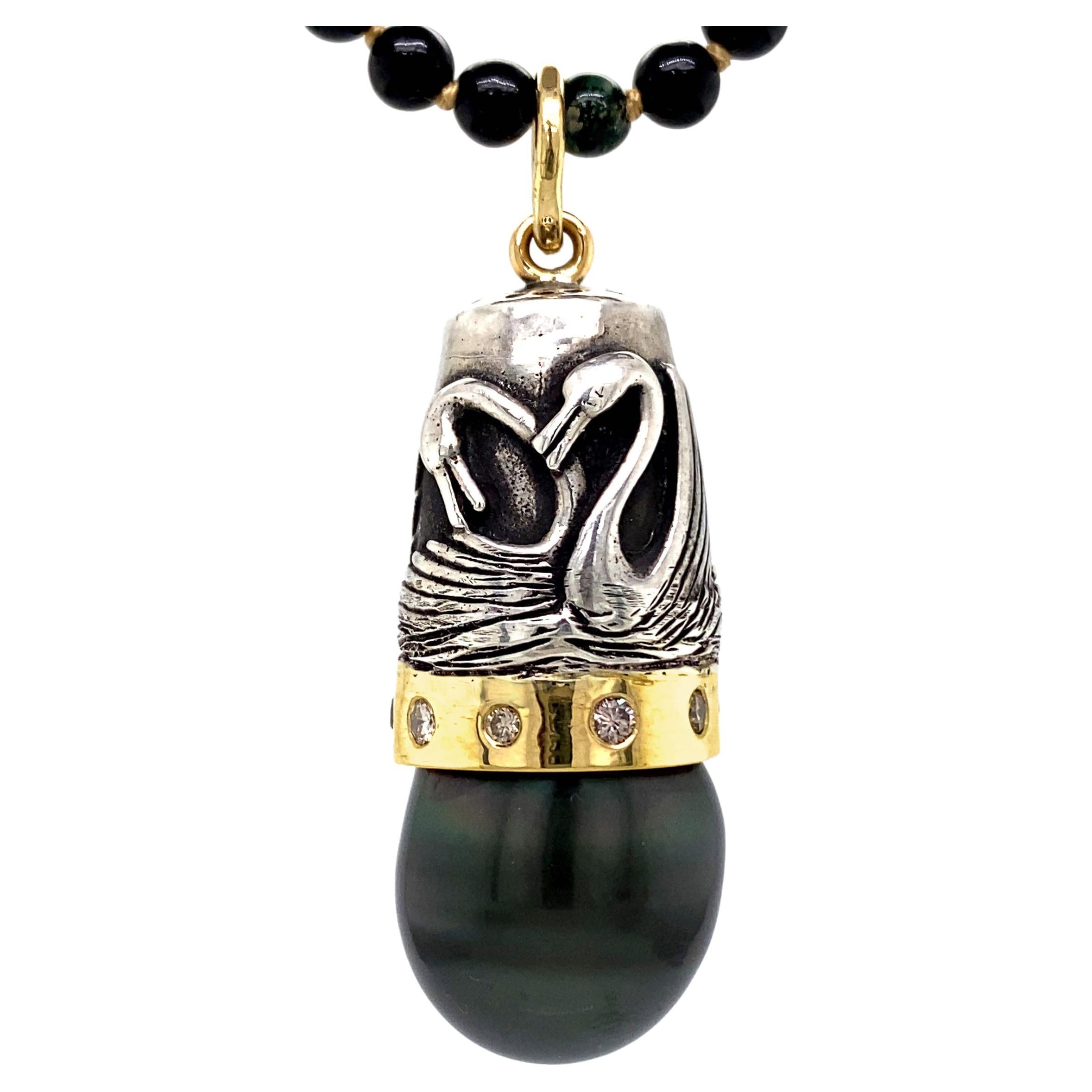 Poigne en perles de Tahiti avec lunette en or 18 carats et diamants surmonte d'un cygne pais en argent sterling en vente