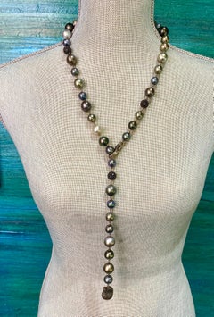 Collier de style lariat en perles de Tahiti avec perles de spinelle noires