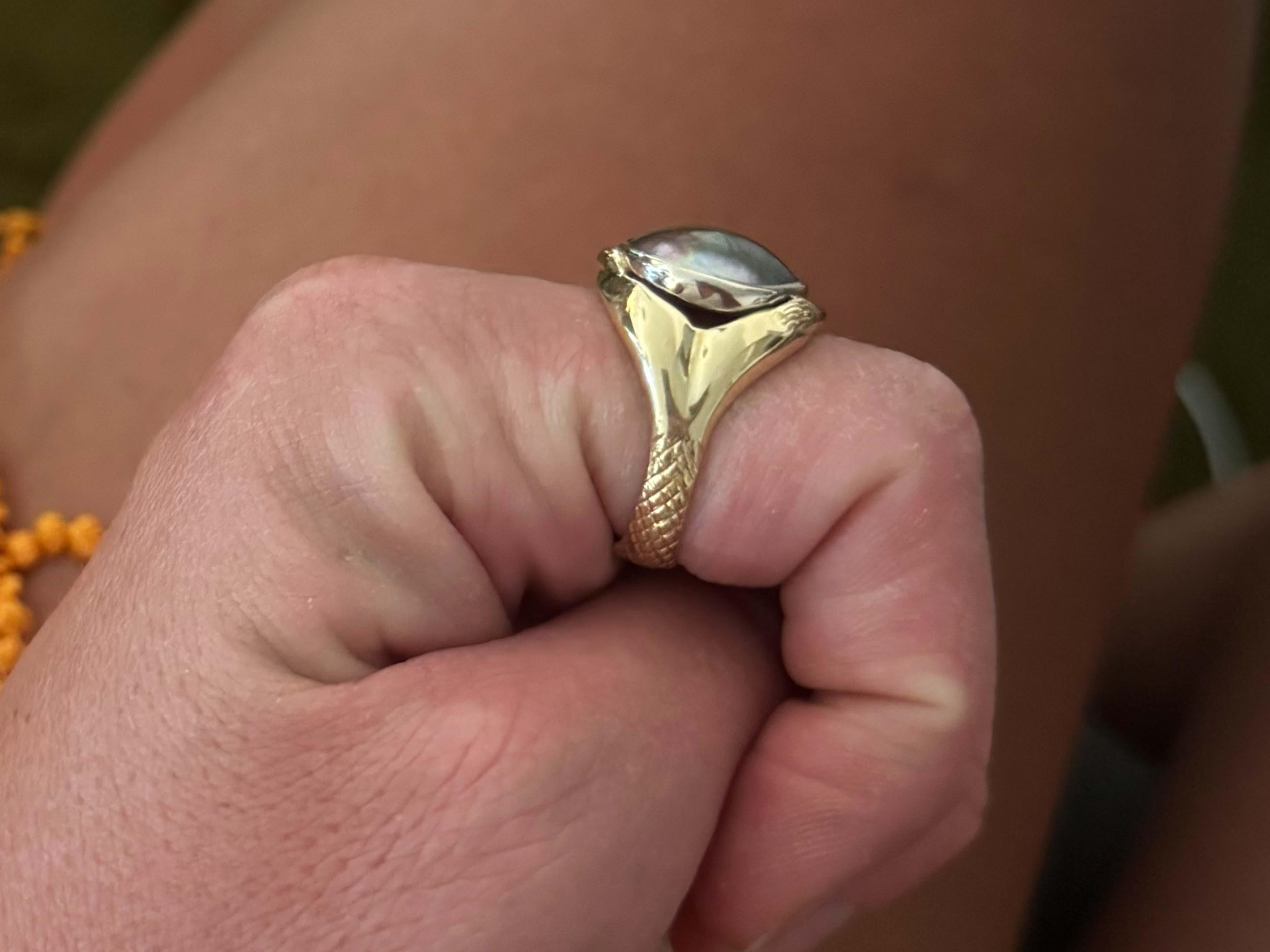 Moderne Bague œil de sirène en or jaune 14K avec perle de Tahiti et diamant en vente