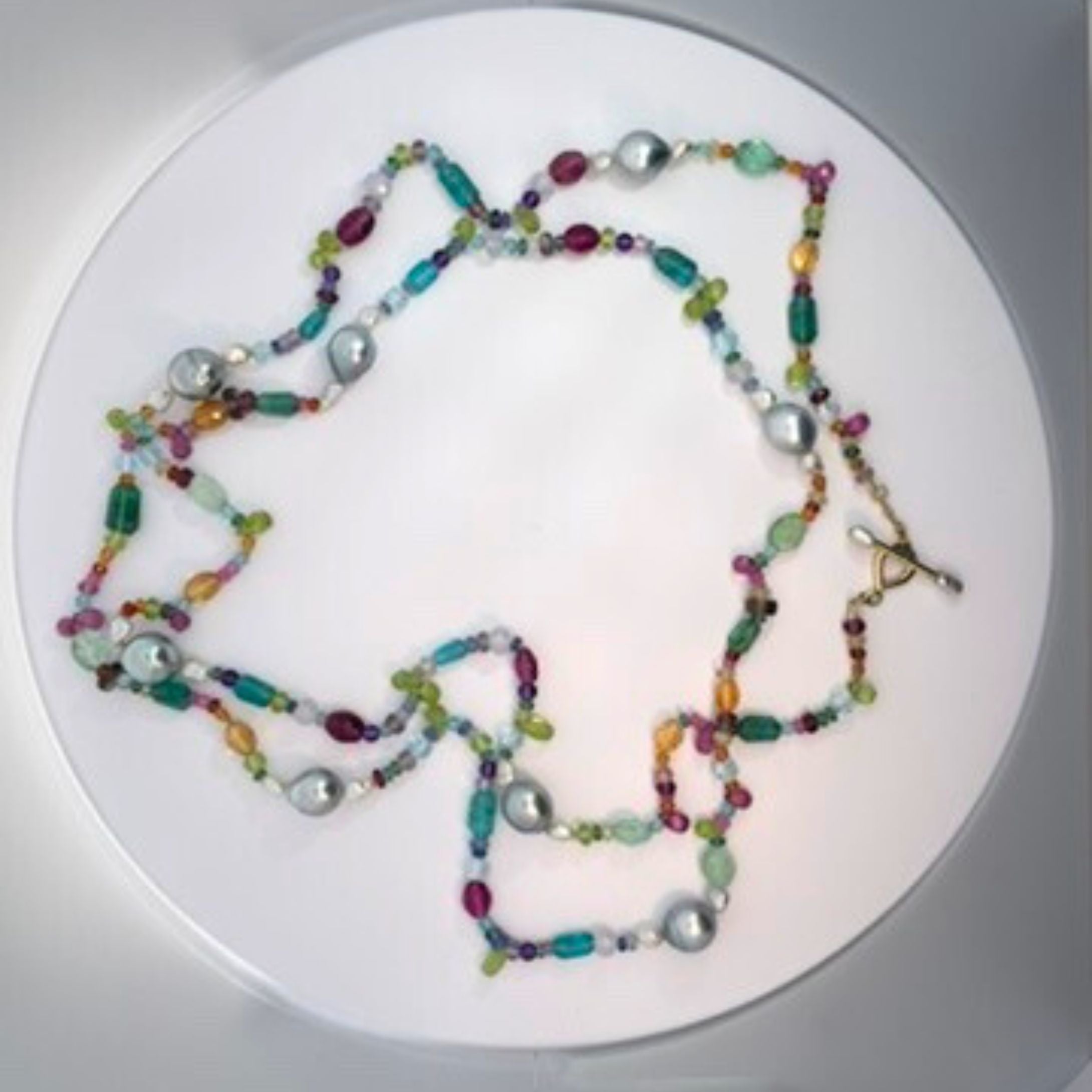 Una serie di gemme multicolori si armonizzano per comporre questa giocosa e caleidoscopica collana di perline, realizzata con una chiusura in oro 18 carati e perle forgiate a mano. 
Questo lussuoso filo di pietre preziose, lungo come un'opera, è