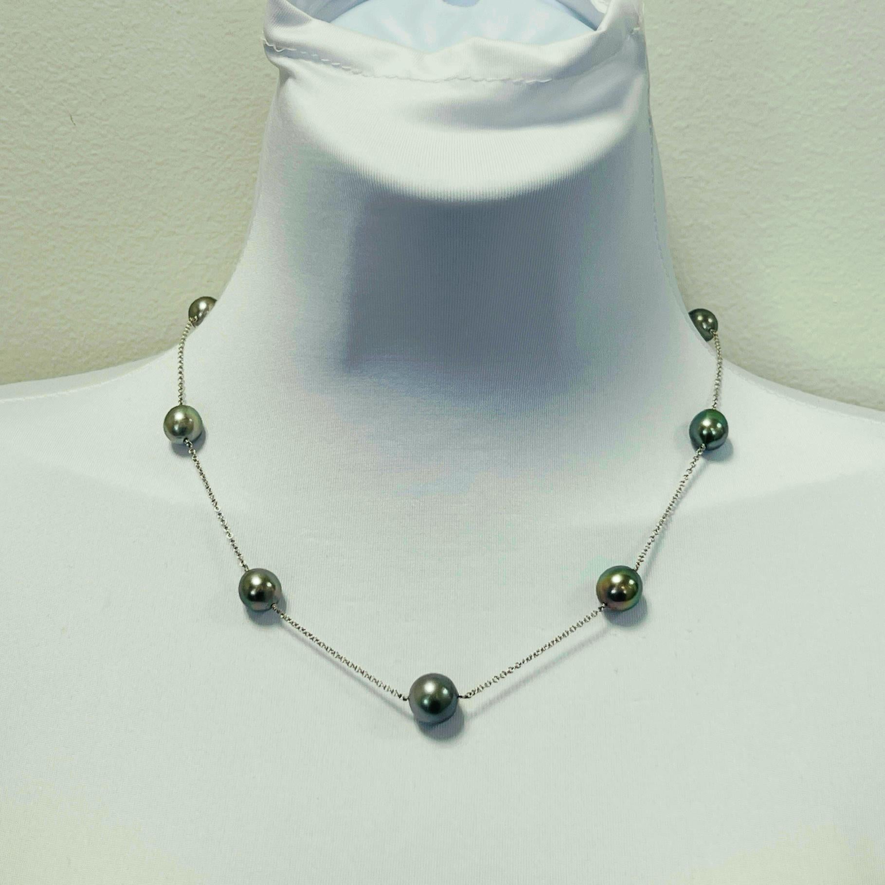 Bellissima collana di perle di Tahiti realizzata a mano in oro bianco 18 carati.  Un totale di 10 perle con una bella lucentezza e un bel colore.  La lunghezza è di 19
