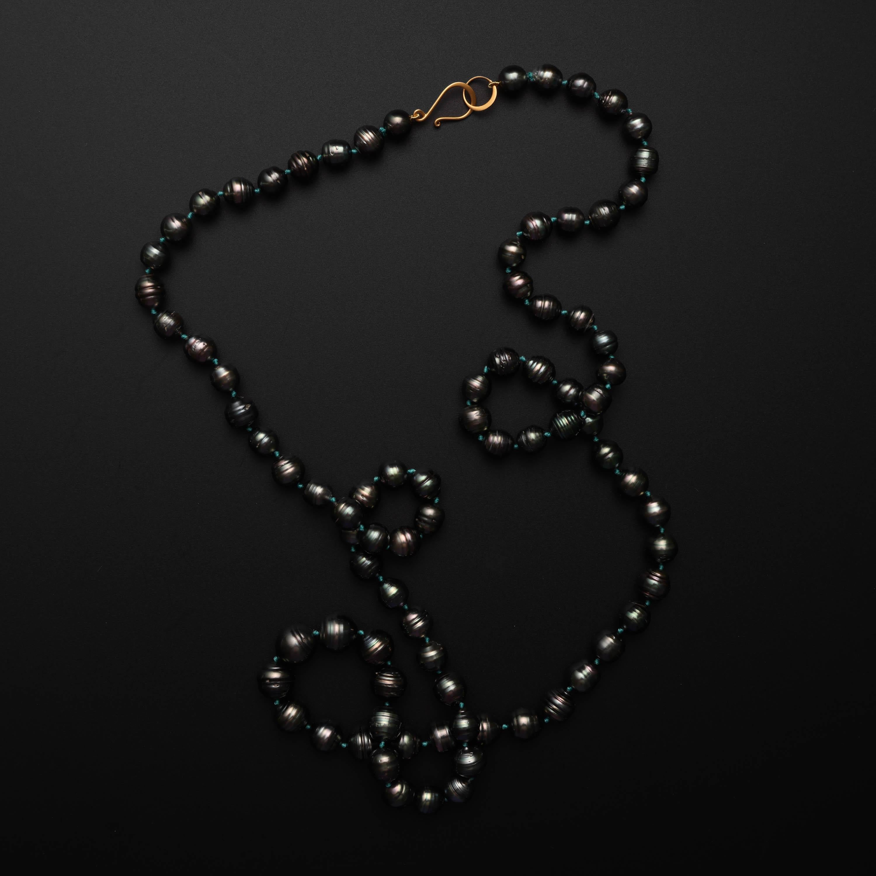 Un extravagant collier de 36 pouces de long en perles de culture de Tahiti de couleur naturelle est le collier de déclaration dont vous ne saviez pas que vous aviez absolument besoin.  Ce cordon de perles de mer exotiques pèse 103 grammes, soit près