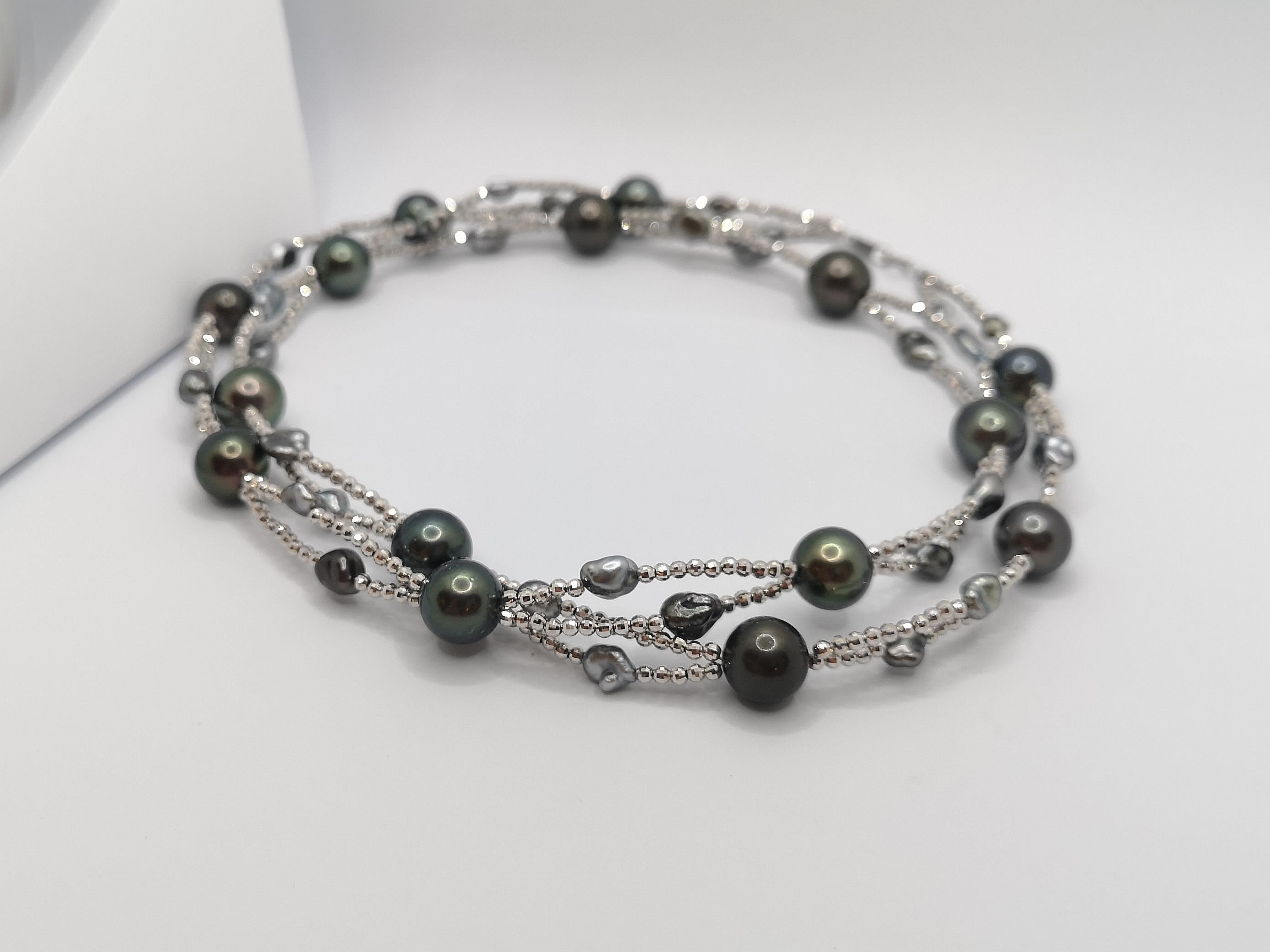 Tahitian Pearl Necklace Set in 18 Karat White Gold Settings For Sale 3